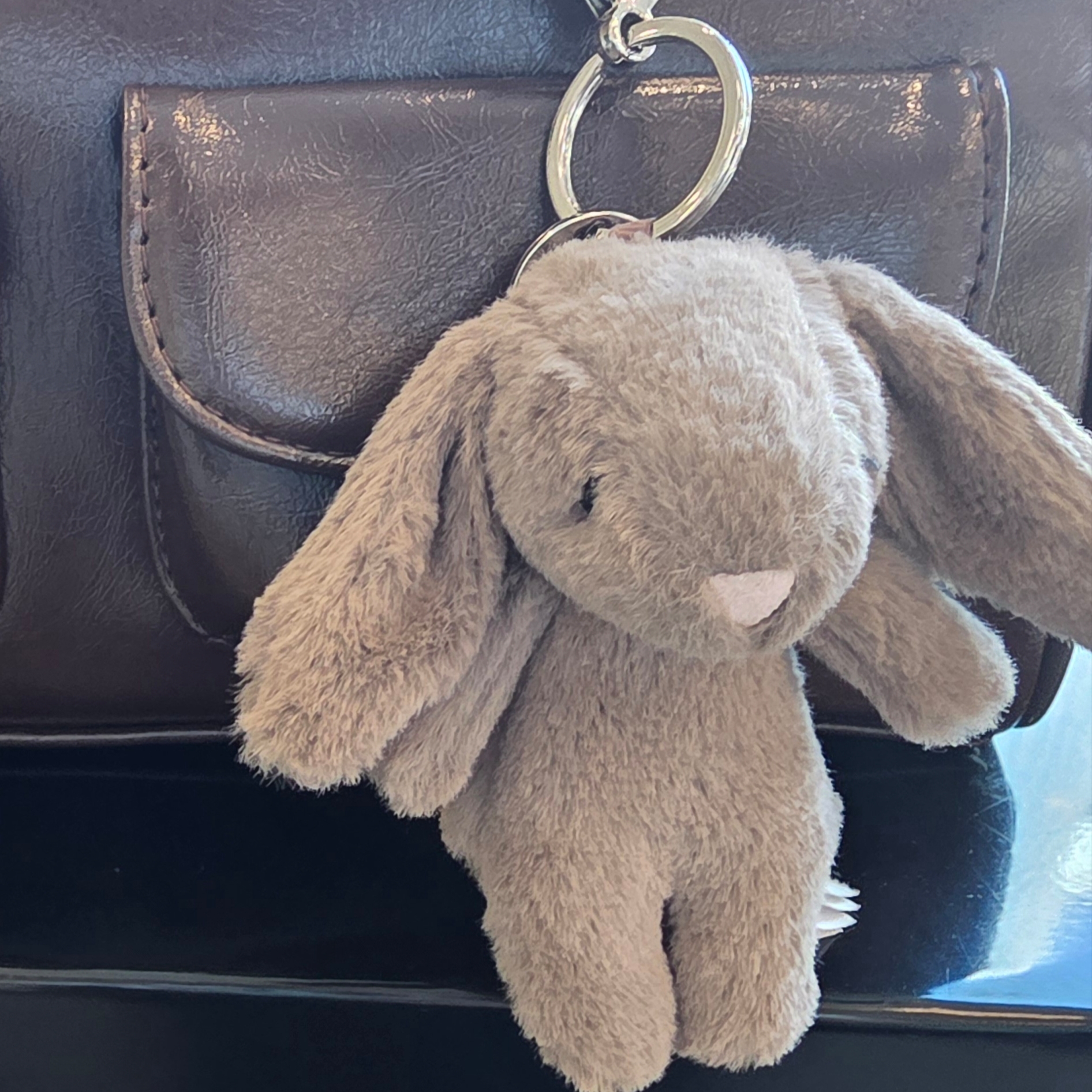 Jellycat Bashful Bunny Truffle Bag Charm Brown 착용 스타일 - 2
