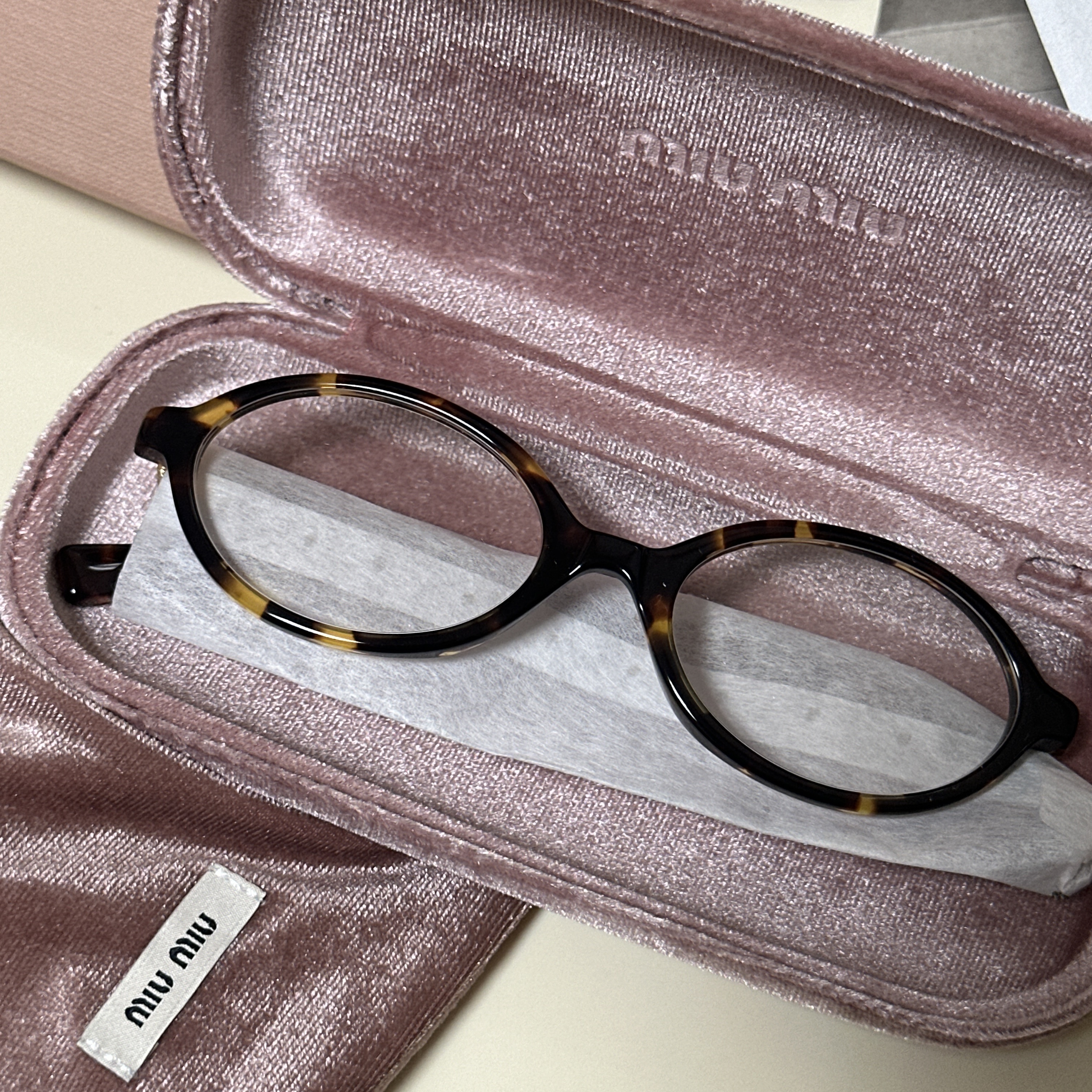 (W) Miu Miu Regard Sunglasses Blue Lenses Honey Tortoiseshell Acetate Standard fit, (W) Miu Miu Regard sunglasses Blue Lenses Honey Tortoiseshell Acetate Alternative fit 착용 스타일 - 2