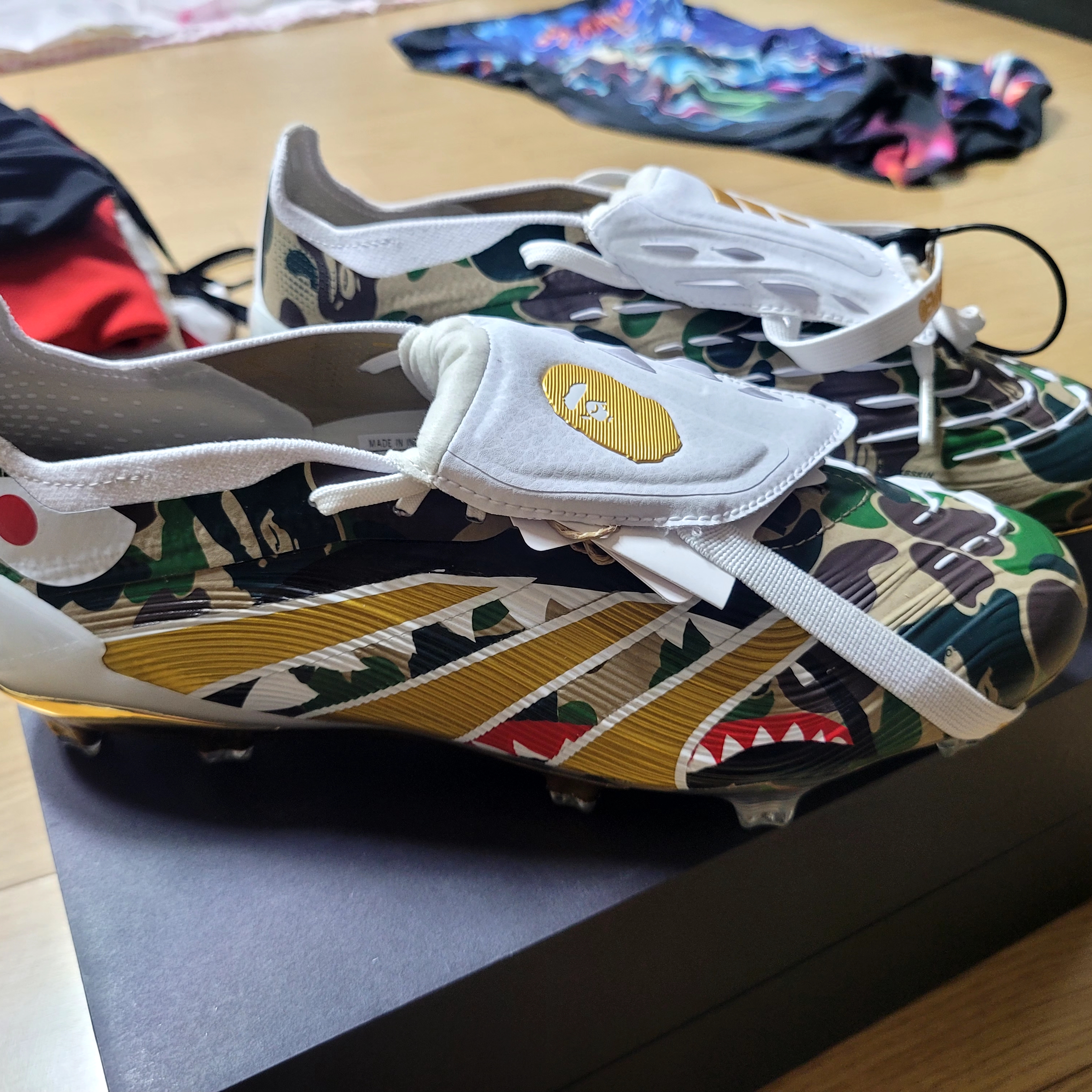 Adidas x BAPE Predator Elite FT FG M2 Hemp Gold Metallic Cloud White 착용 스타일 - 2