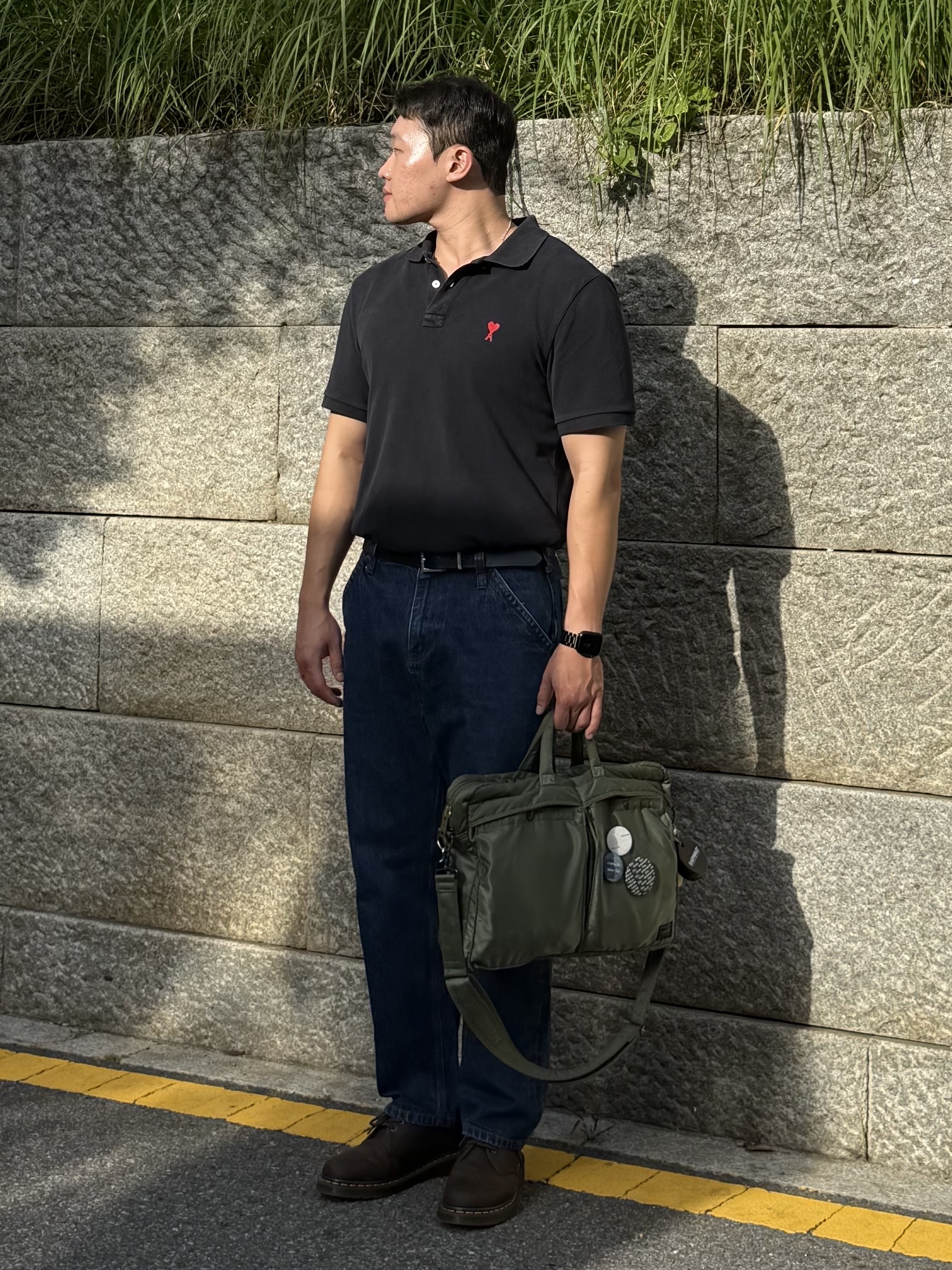 AMI de Coeur Polo Shirt Black, Dr. Martens 1461 Crazy Horse Dark Brown 착용 스타일