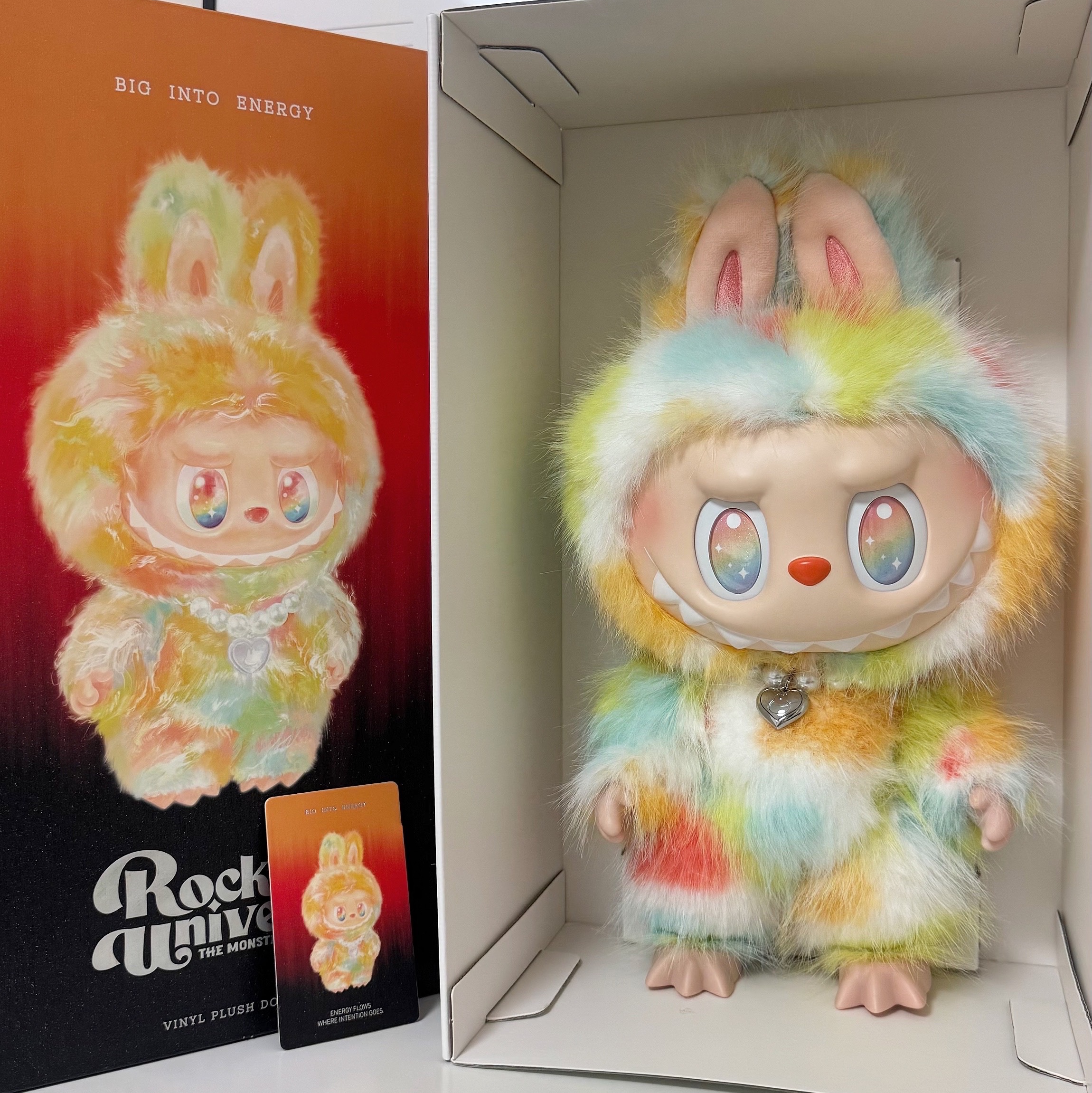 Pop Mart Labubu The Monsters Big Into Energy Series-Rock The Universe Vinyl Plush Doll 착용 스타일