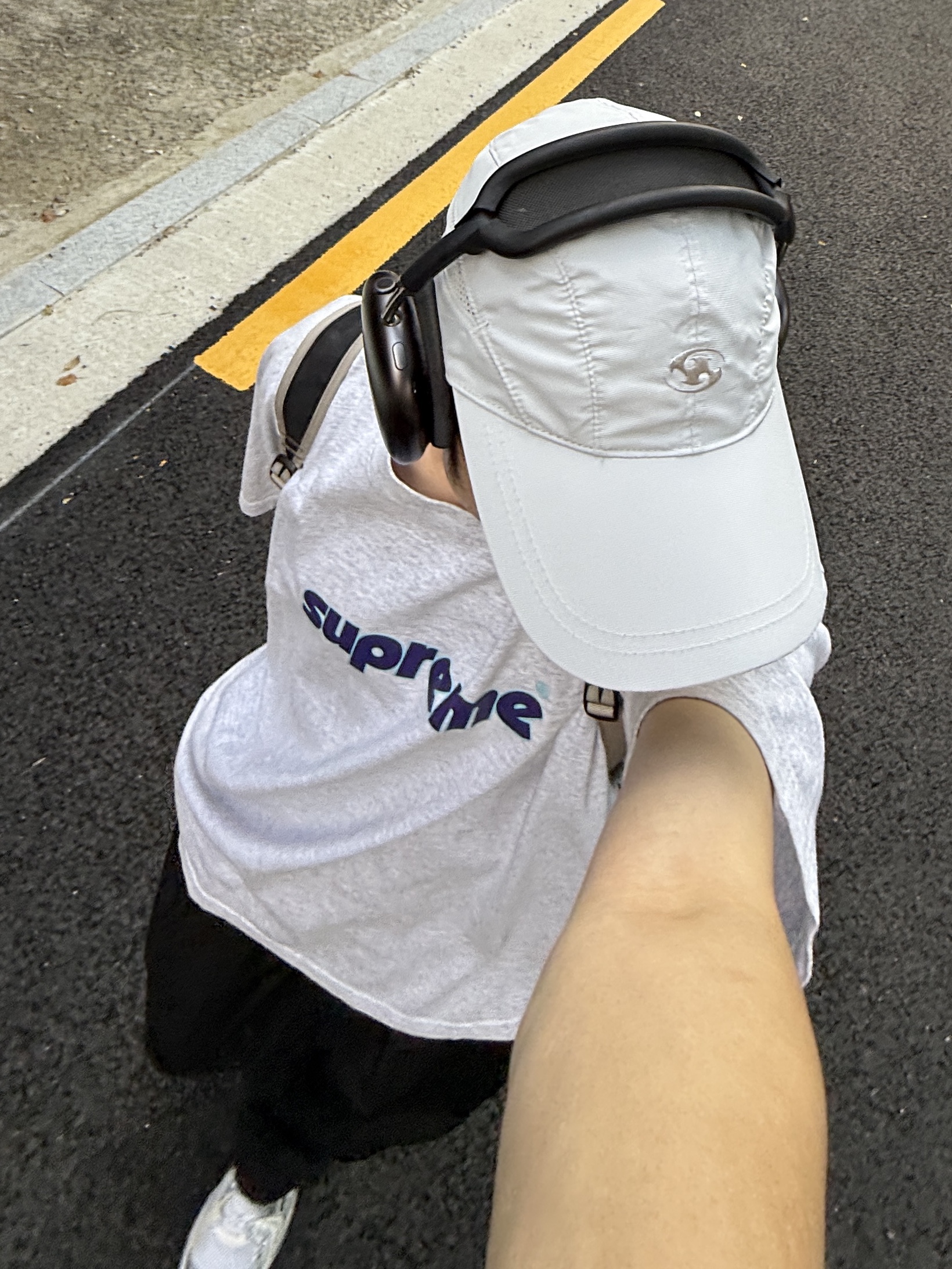 (W) Asics Gel-Kayano 14 White Midnight, Supreme Pinline T-Shirt Ash Grey - 24SS 착용 스타일 - 1