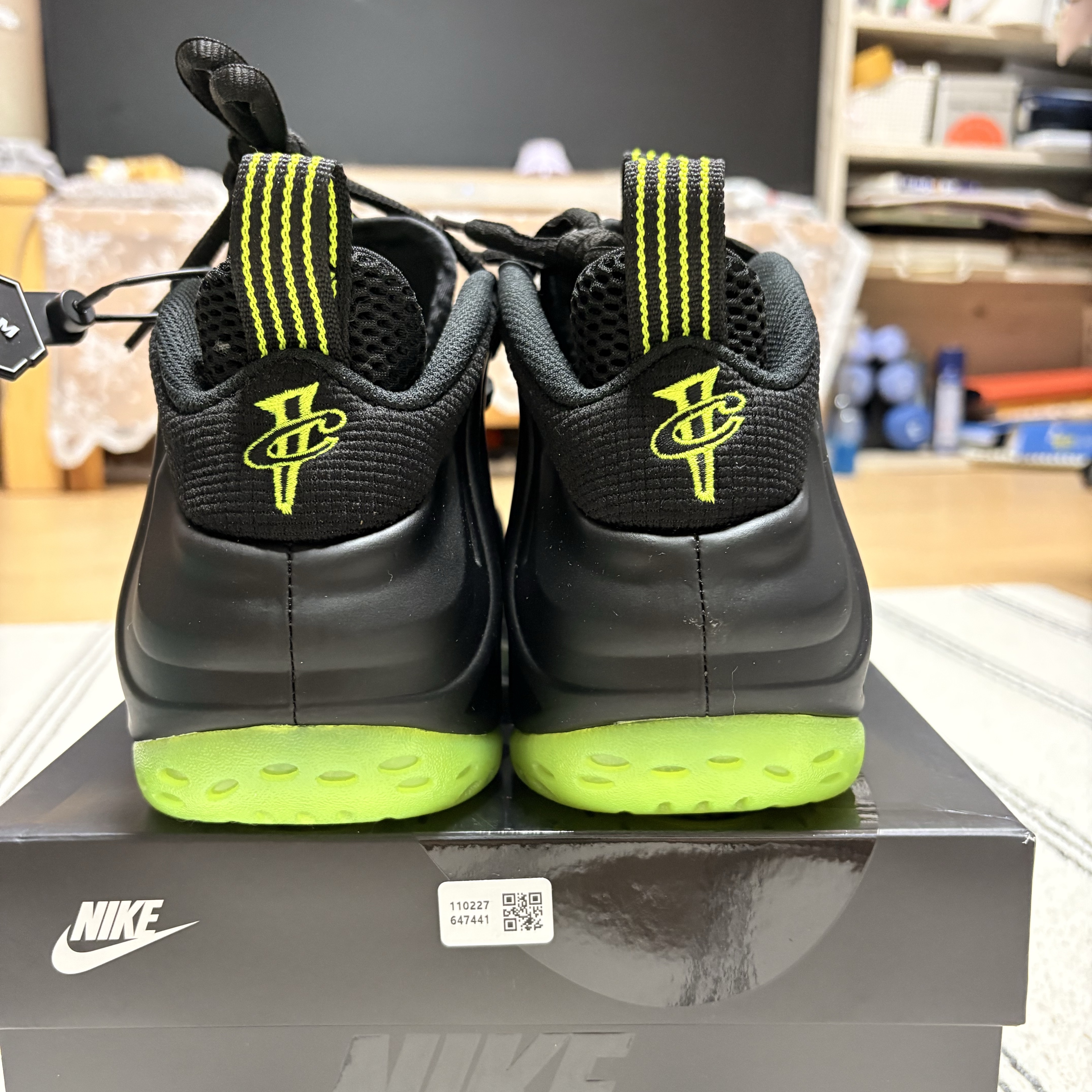 Nike Air Foamposite One Black Volt 착용 스타일 - 4