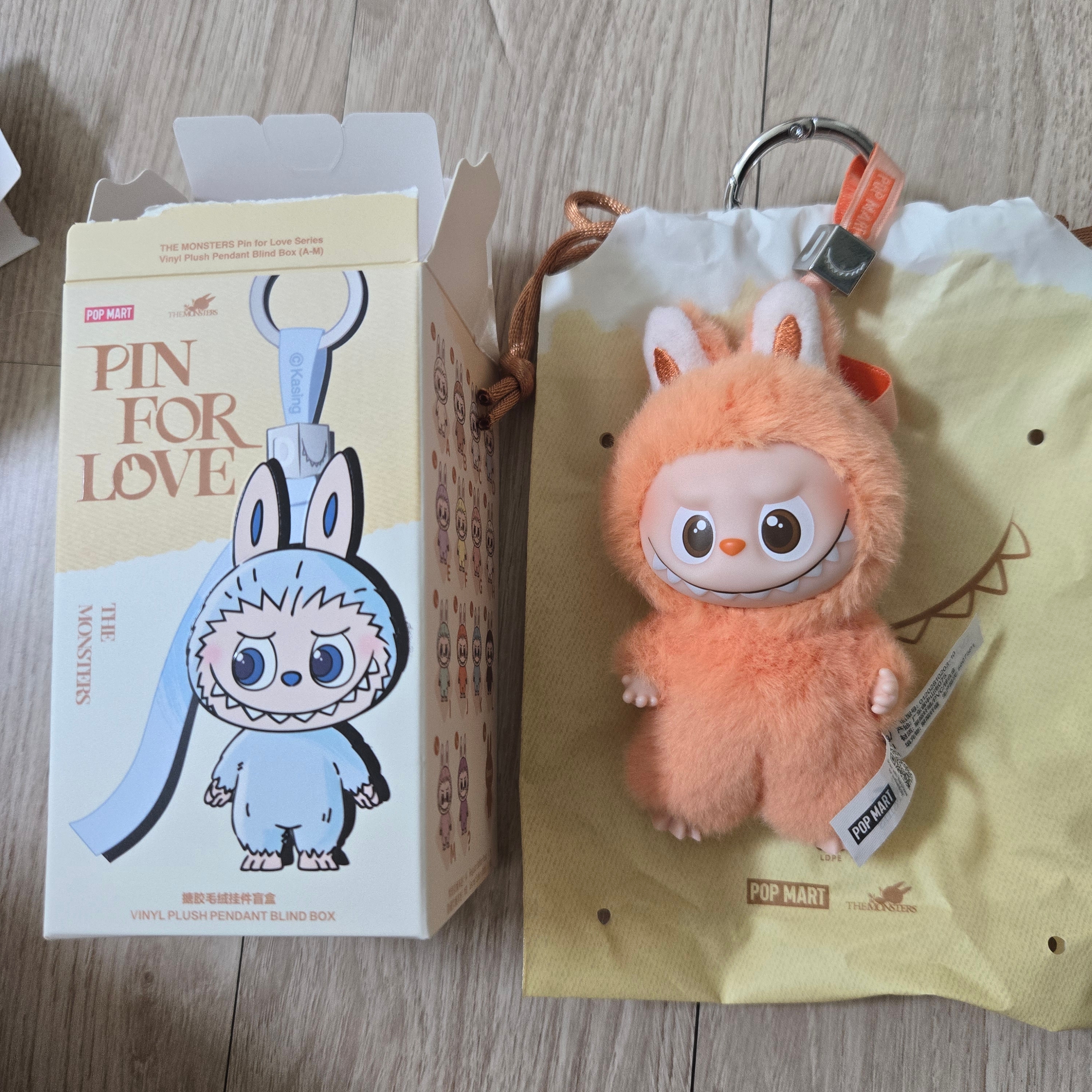 Pop Mart Labubu The Monsters Pin For Love Series Vinyl Plush Pendant Sealed Case (A-M) (14 Blind Boxes) 착용 스타일 - 3