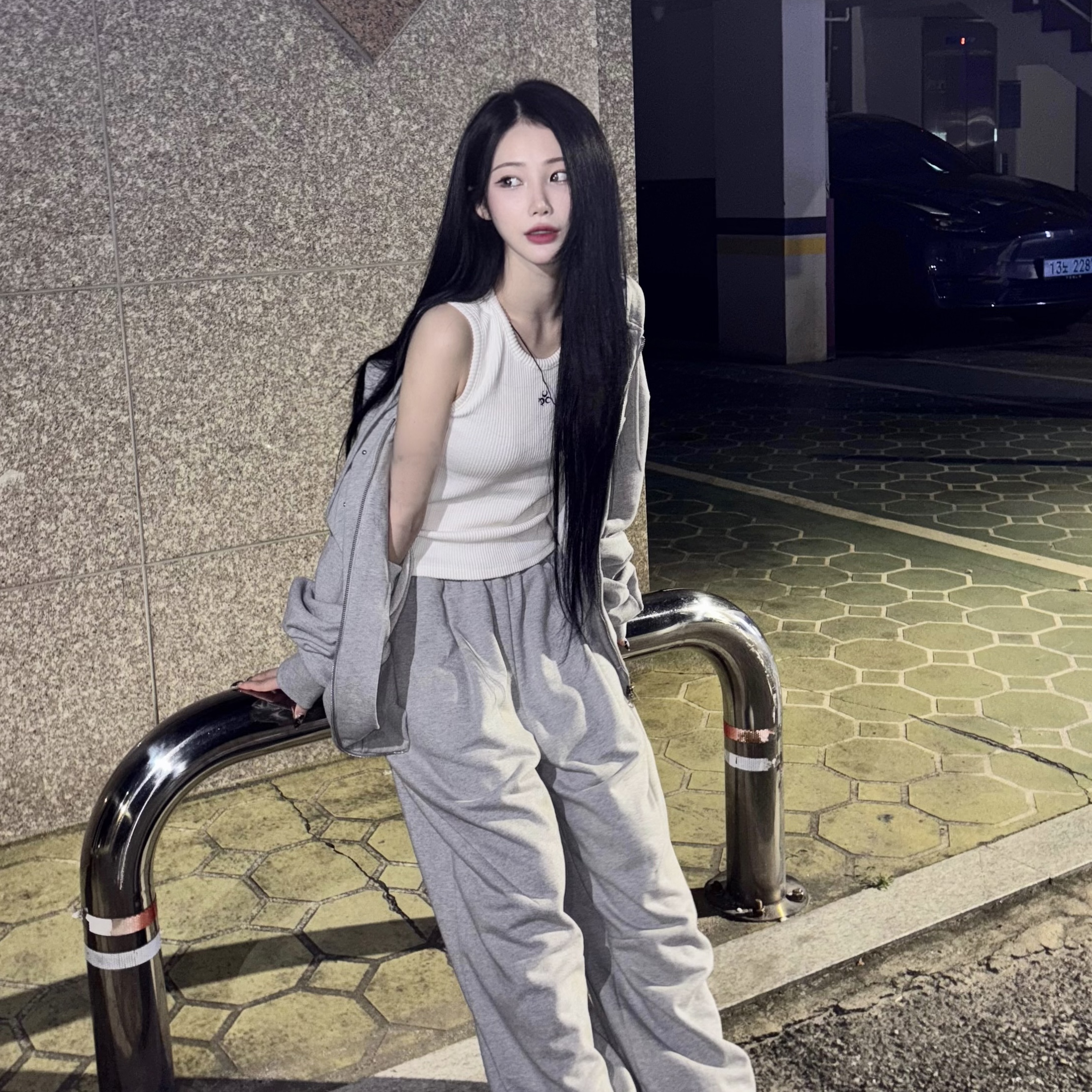 DAUSPICE Eyelet Stud Hoodie Zip-up Gray, DAUSPICE Symbol Sleeveless White 착용 스타일