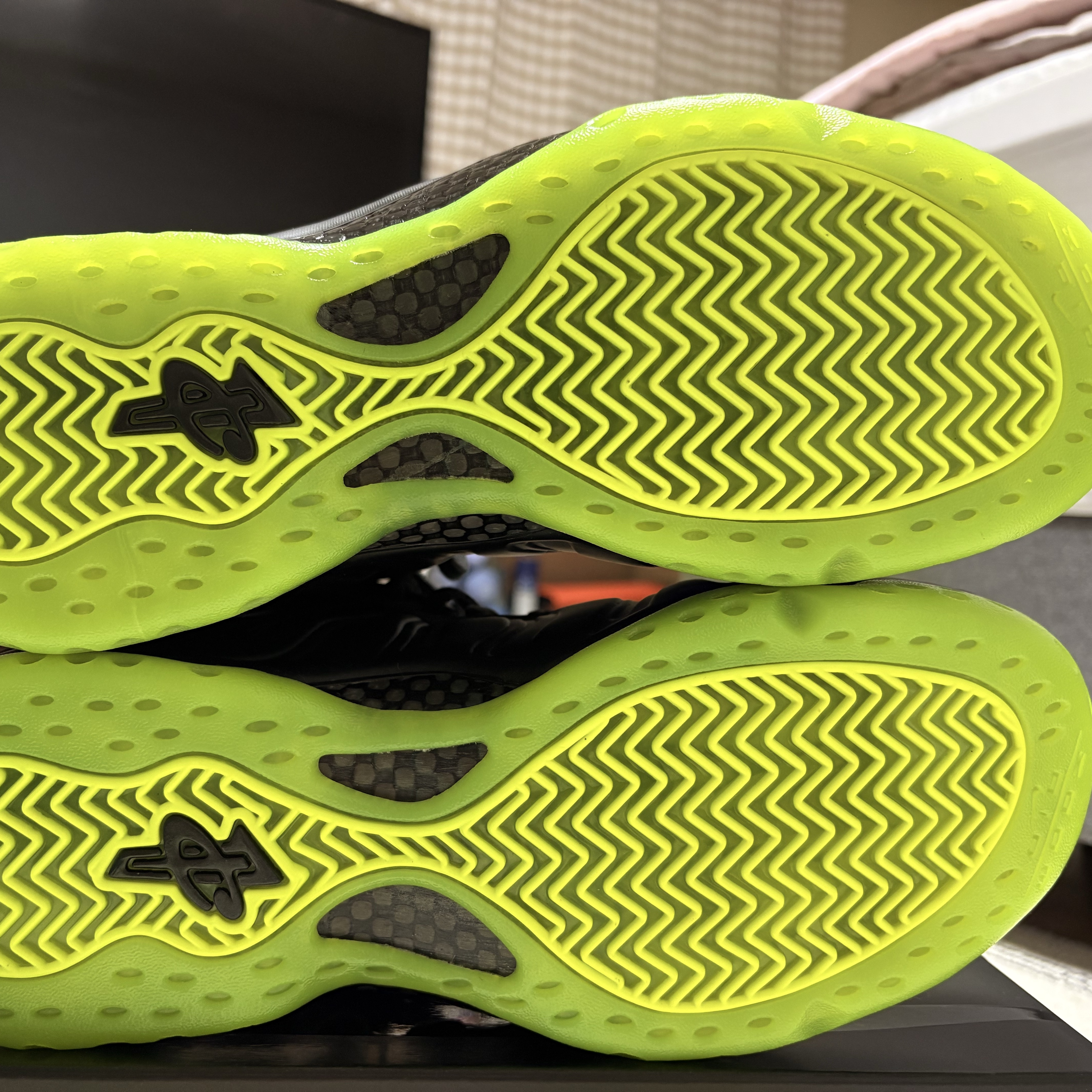 Nike Air Foamposite One Black Volt 착용 스타일 - 3