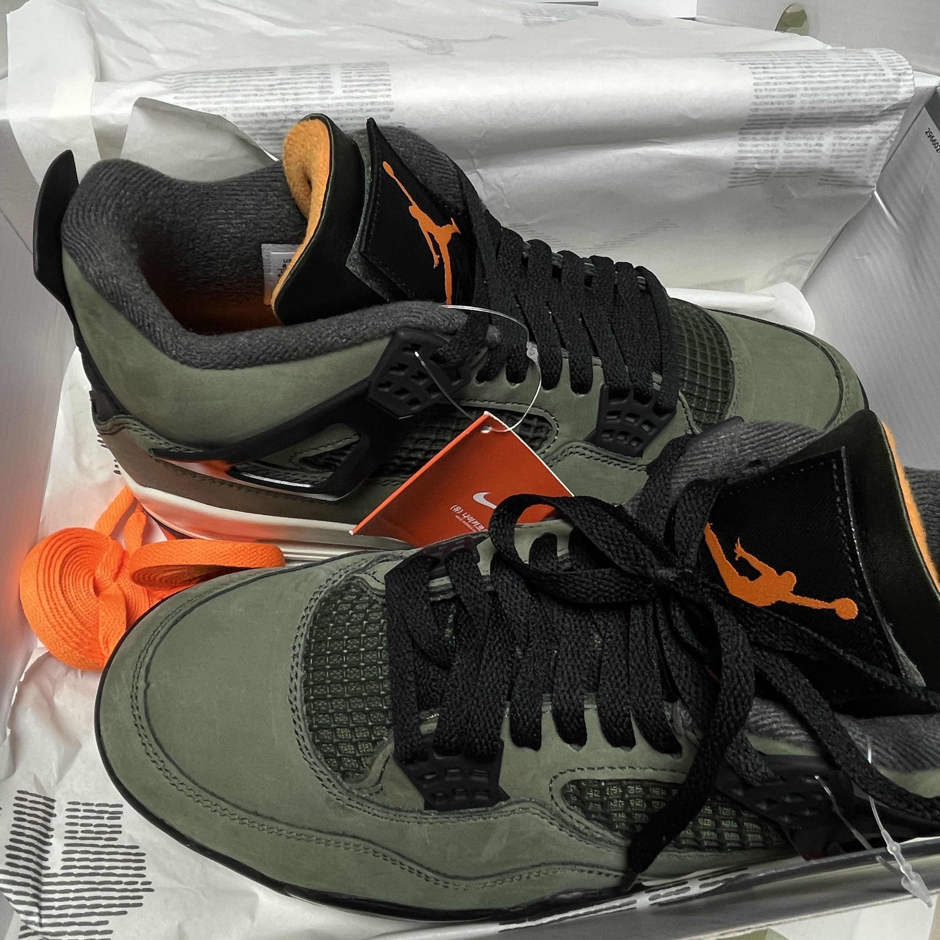 Jordan 4 x Undefeated Retro OG SP Deep Green and Clementine 착용 스타일 - 2