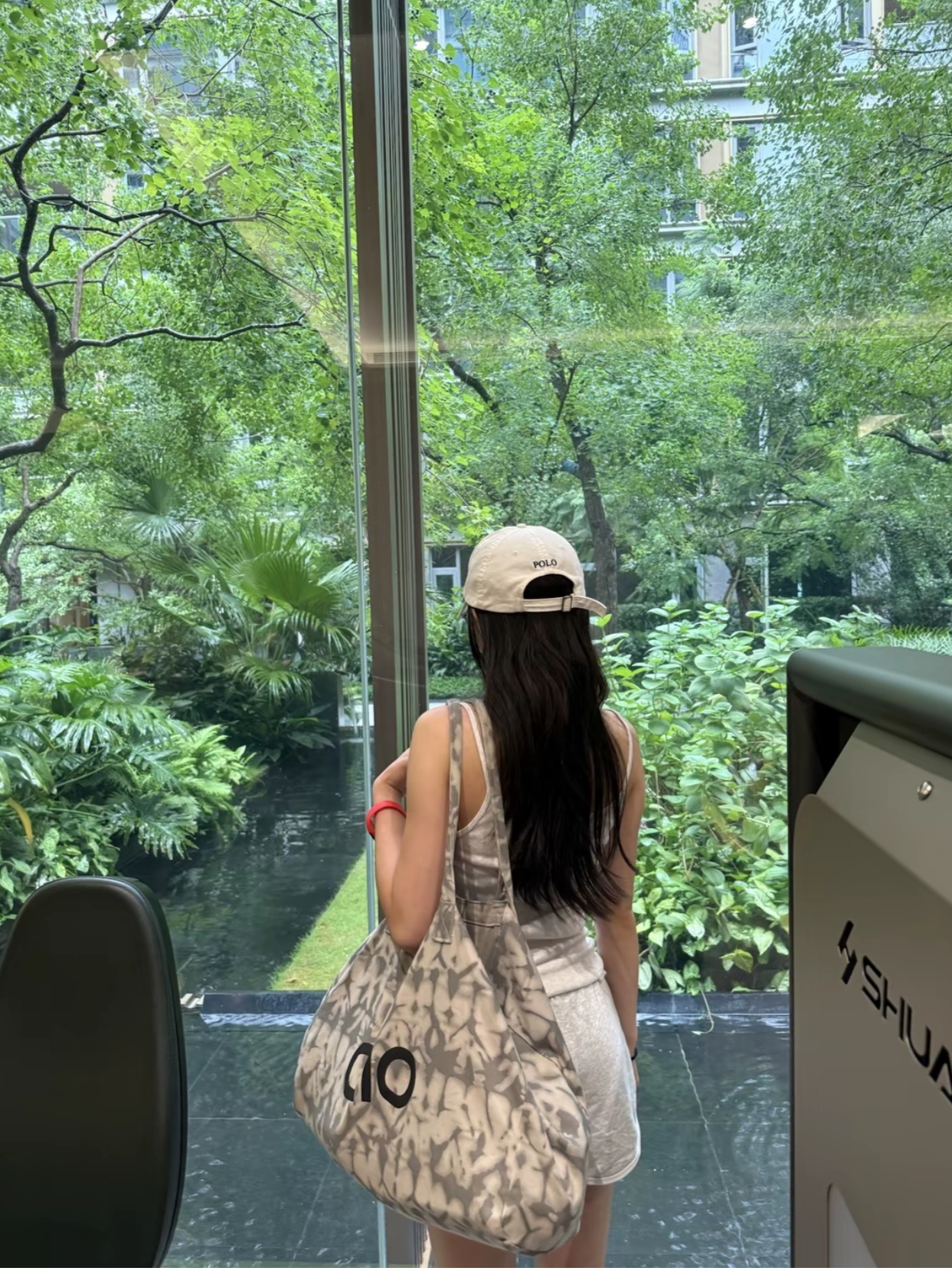 Alo Yoga Iconic Shopper Tote Bag Grey Tiedye 착용 스타일