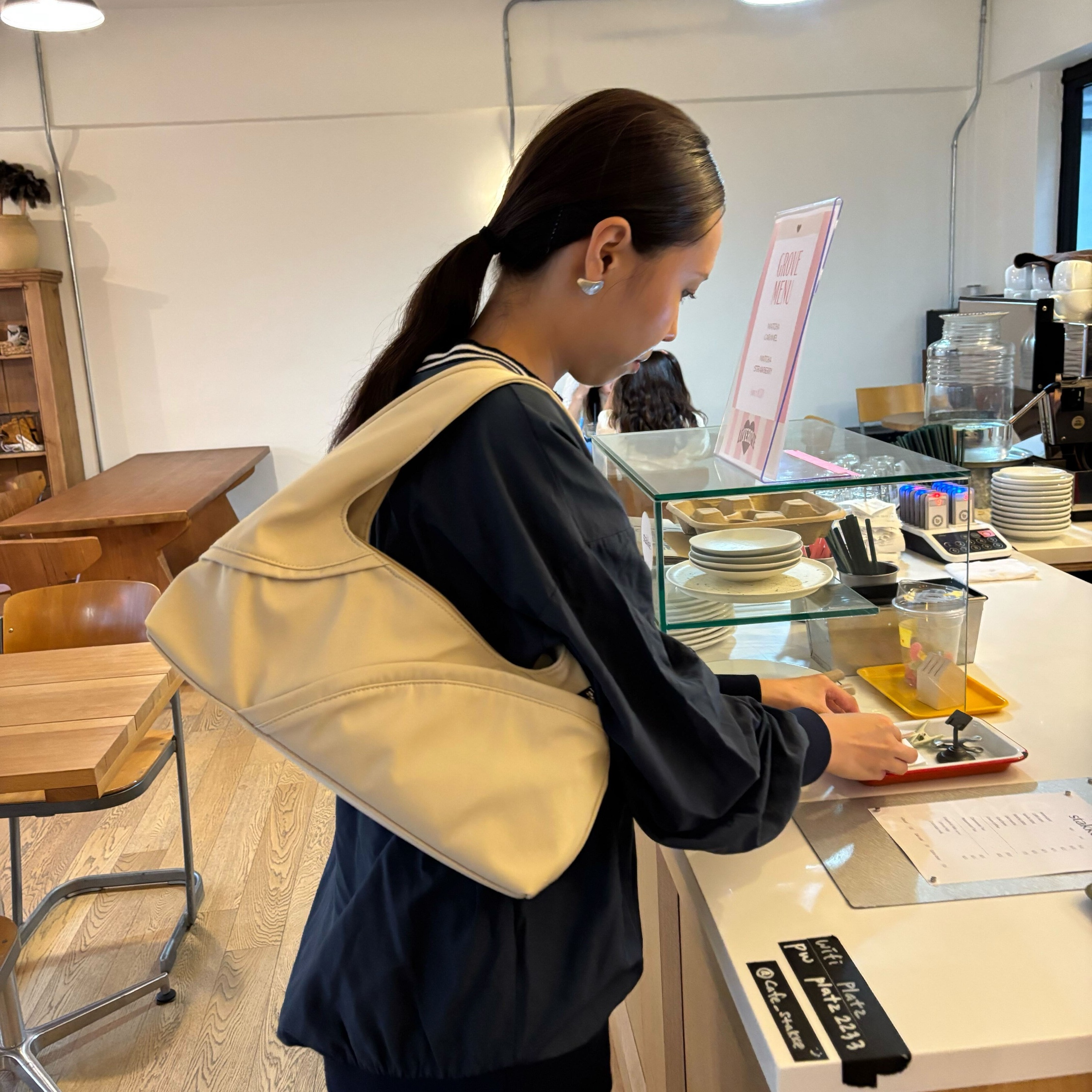 ACOC Agenda S Bag_Butter Beige 착용 스타일