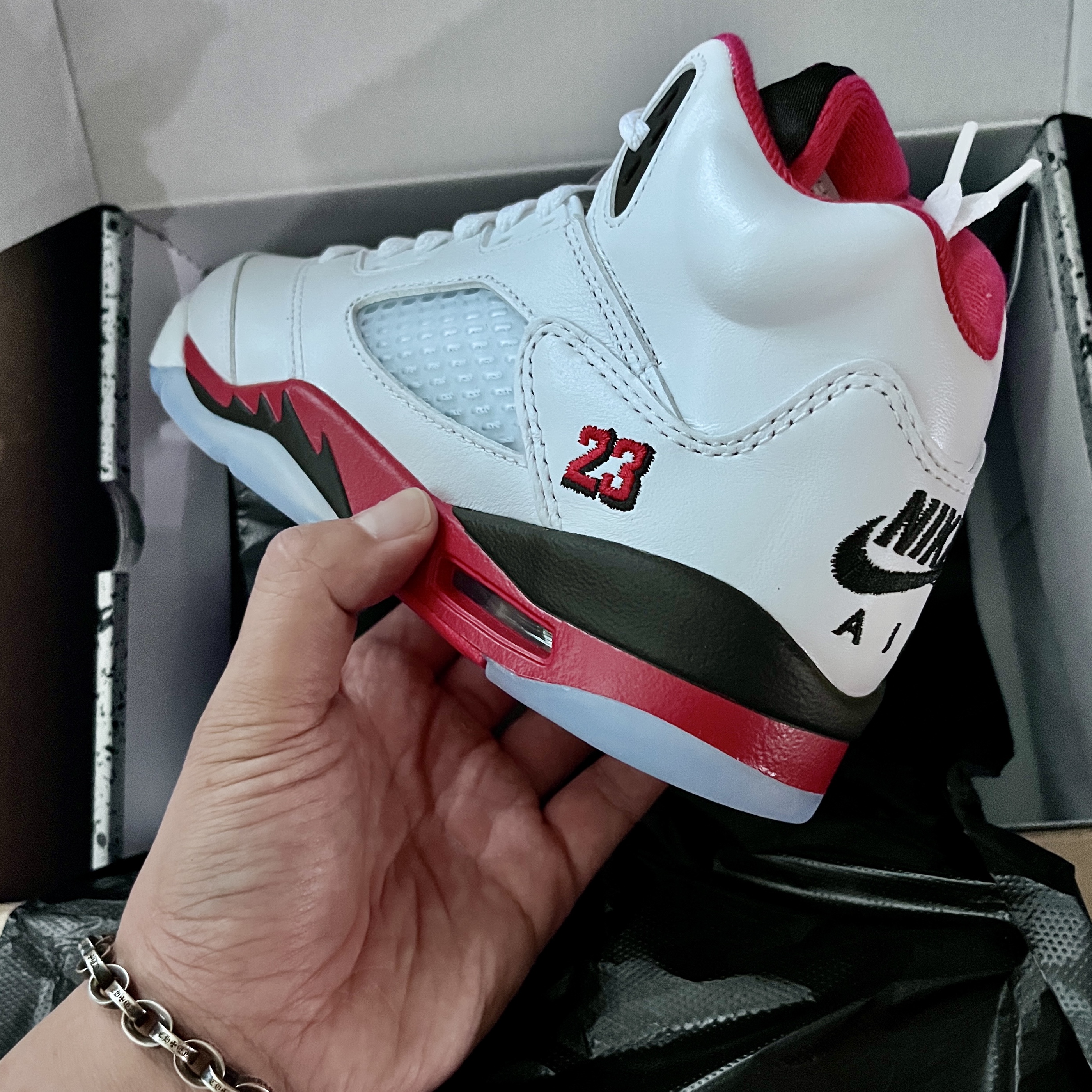 Jordan 5 Retro Fire Red Black Tongue 2025 착용 스타일