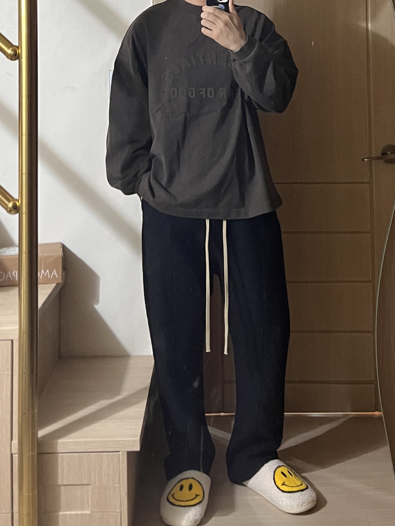 Essentials Heavy Long Sleeve T-Shirt Heather Wood - 24SS, Fear of God Eternal Viscose Tricot Slim Pants Dusty Concrete 착용 스타일 - 3