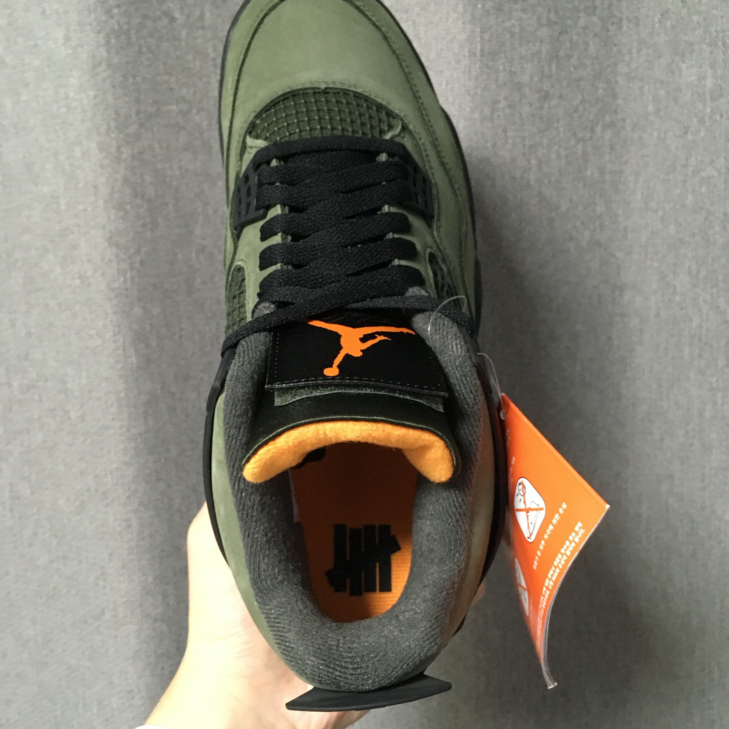 Jordan 4 x Undefeated Retro OG SP Deep Green and Clementine 착용 스타일 - 4