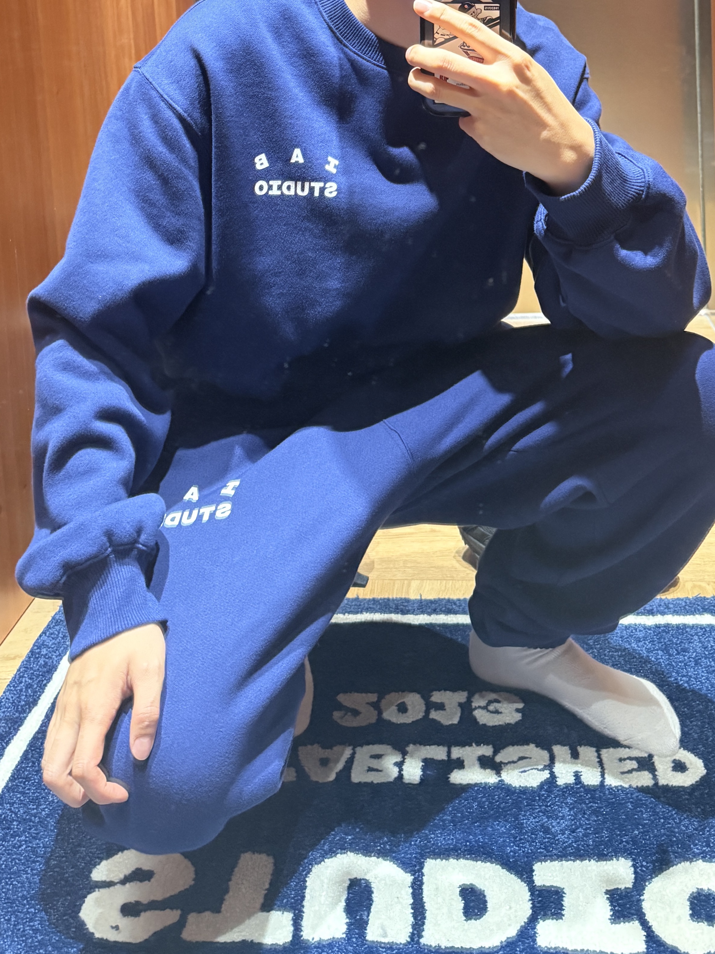 IAB Studio IAB Original Sweatpants Navy, IAB Studio IAB Original Sweatshirt Navy 착용 스타일 - 2