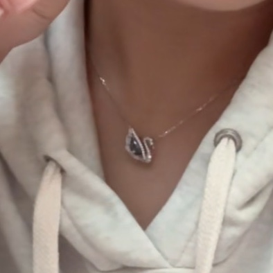 (W) Swarovski Dancing Swan Necklace Blue Rhodium Plated 착용 스타일