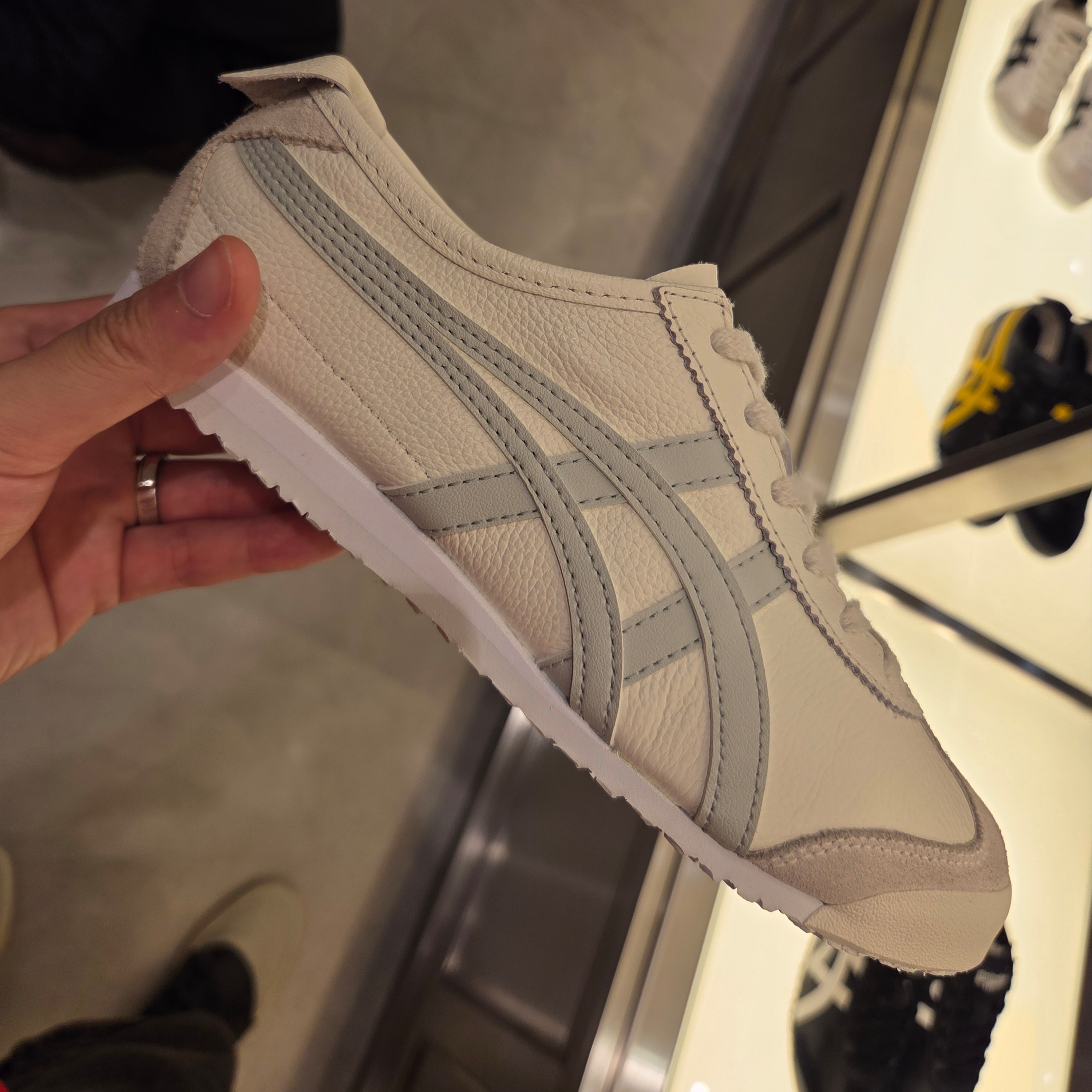 Onitsuka Tiger Mexico 66 Cream Light Sage 착용 스타일