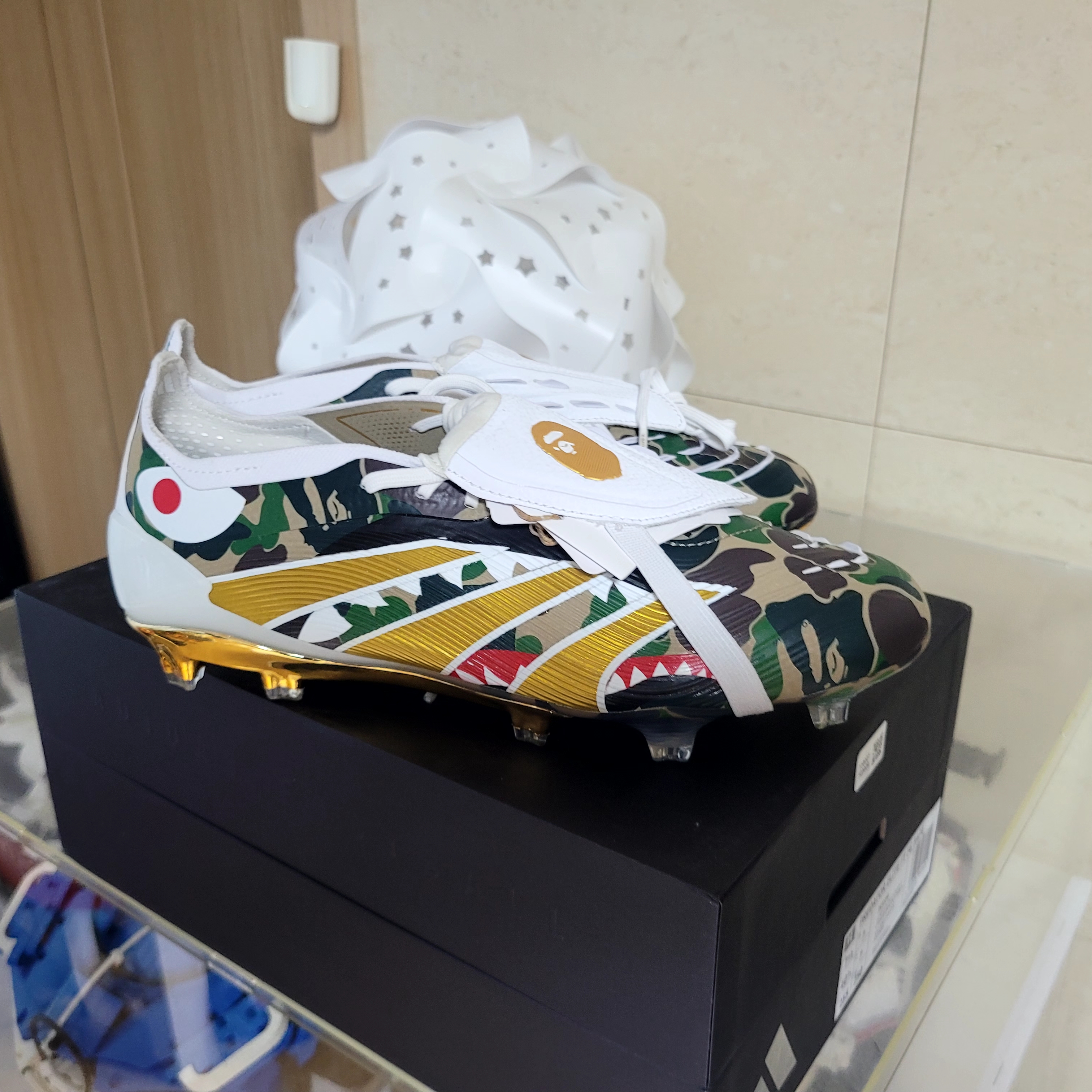 Adidas x BAPE Predator Elite FT FG M2 Hemp Gold Metallic Cloud White 착용 스타일 - 1