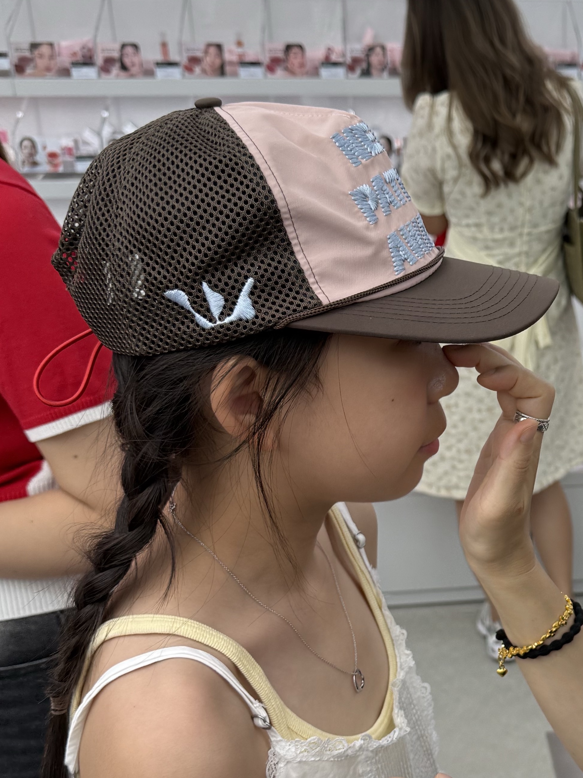 Alex Zono x Woodz New Paths Await Trucker Hat Beige, Asics x Cecilie Bahnsen Gel-Quantum 360 VIII Silver Mint 착용 스타일 - 4