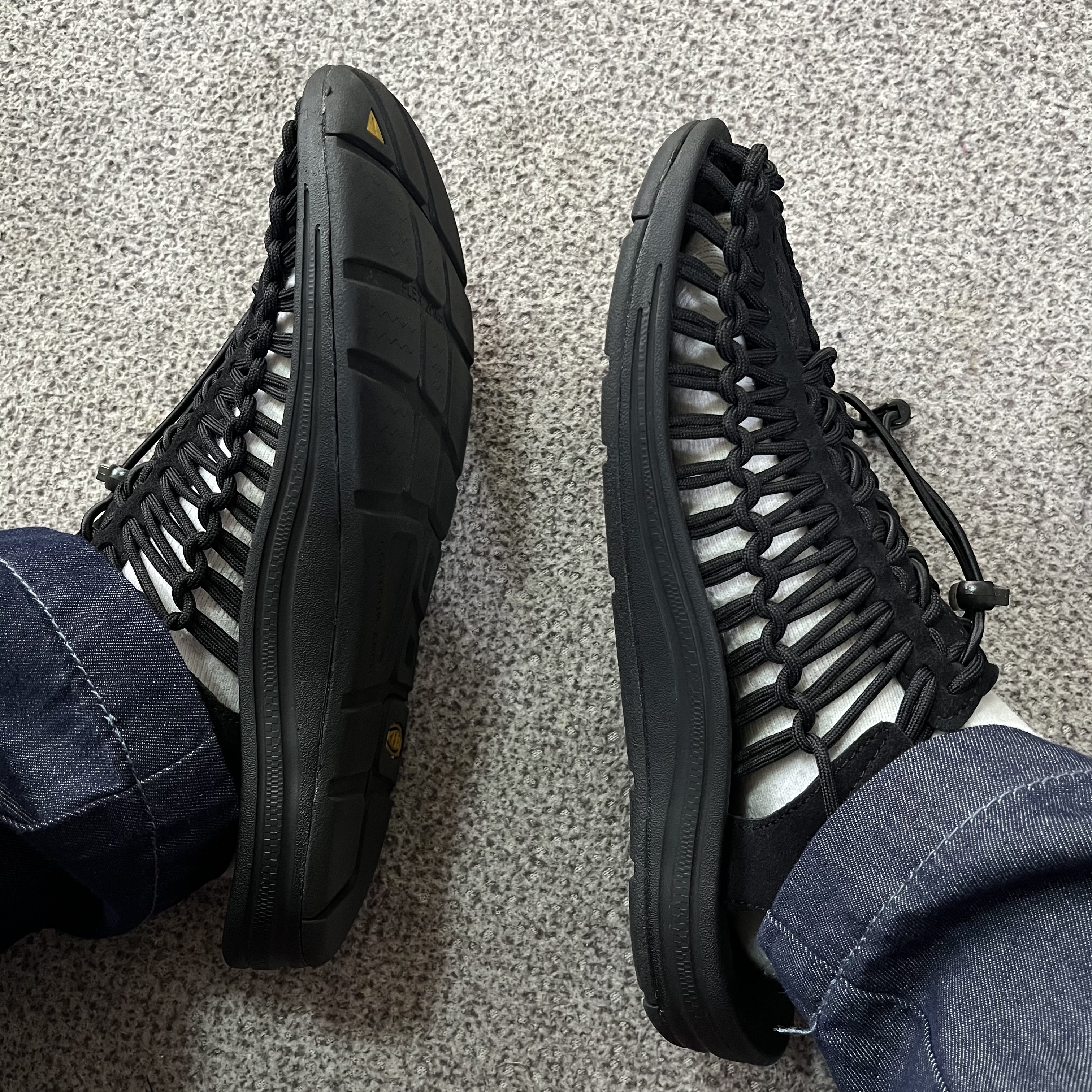 (W) Keen Uneek Sandals Black 착용 스타일 - 2