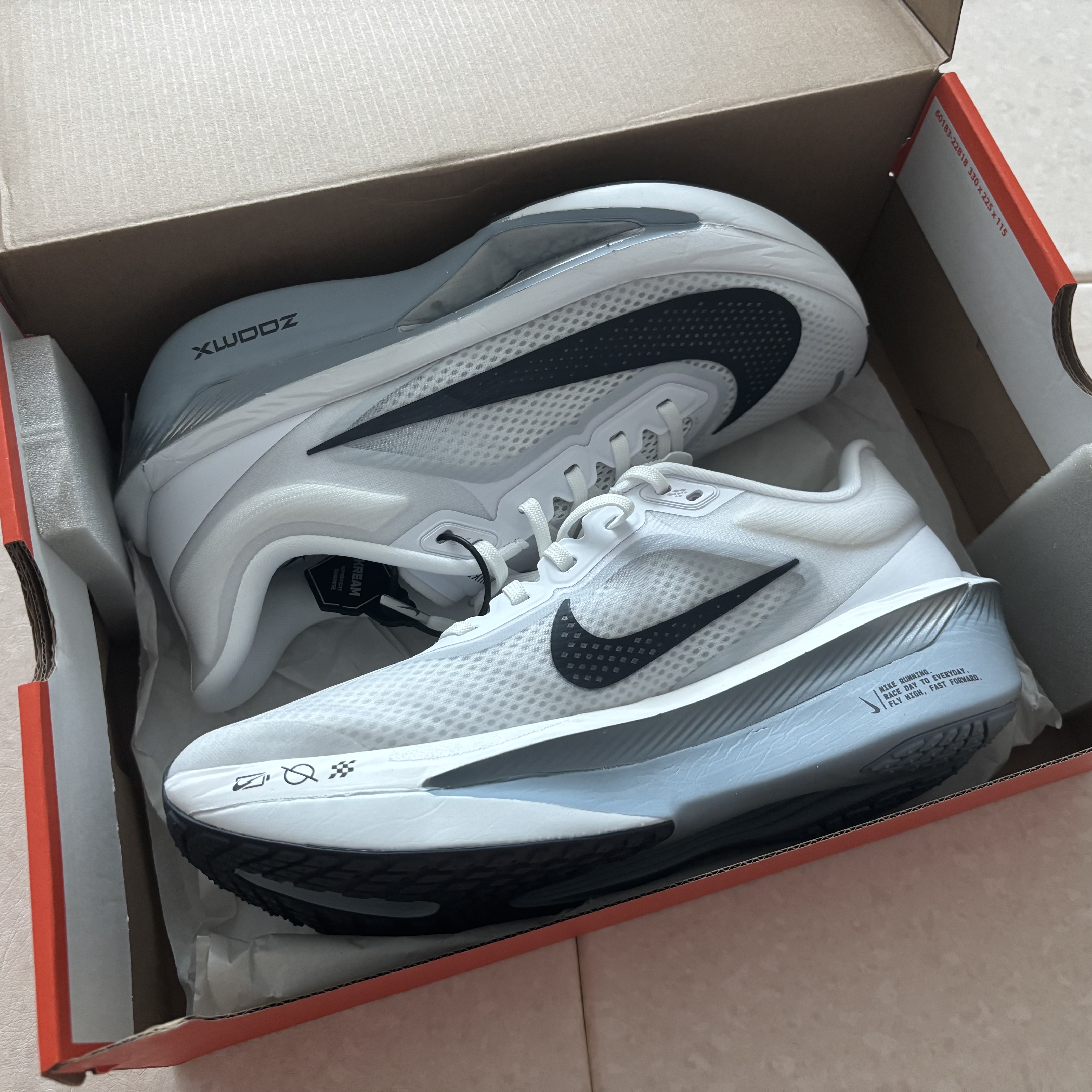 Nike Zoom Fly 6 White Pure Platinum, YESEYESEE® x HIKER WORKSHOP® Active L/S Tee Light Grey 착용 스타일 - 1