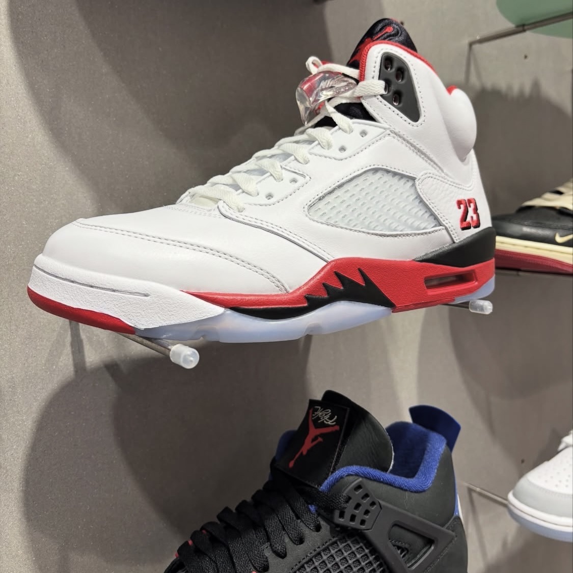 Jordan 5 Retro Fire Red Black Tongue 2025 착용 스타일 - 1