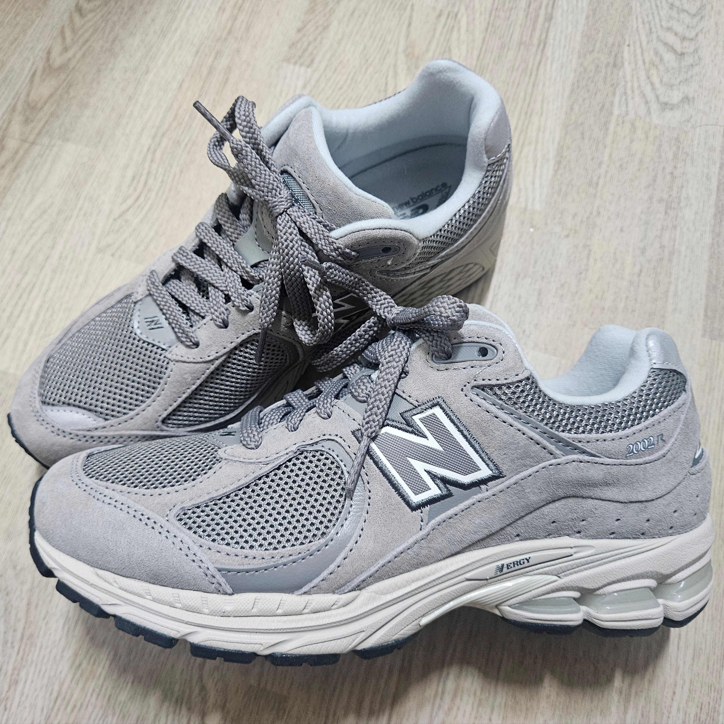 New Balance 2002R Grey 착용 스타일