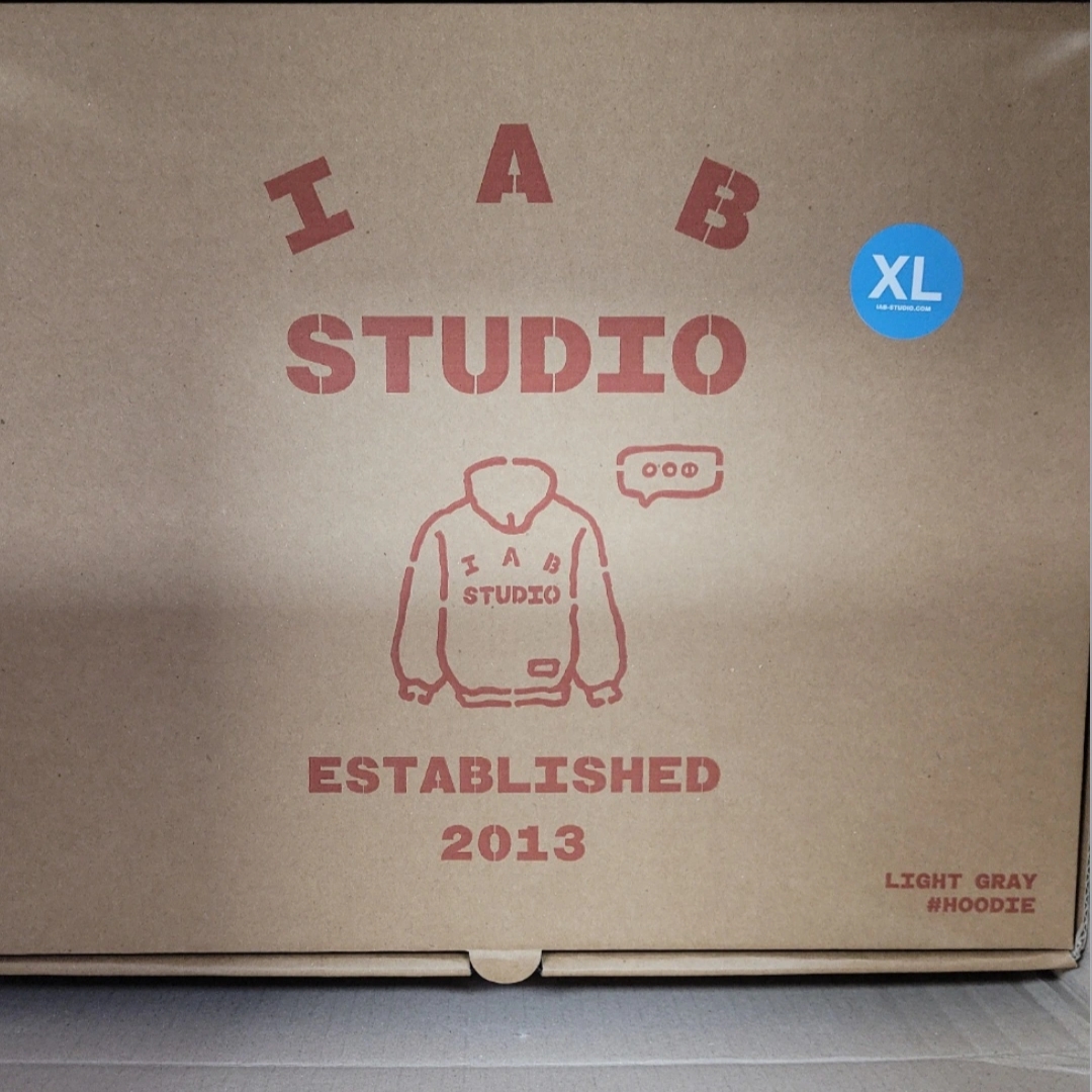 IAB Studio Hoodie Light Gray 착용 스타일