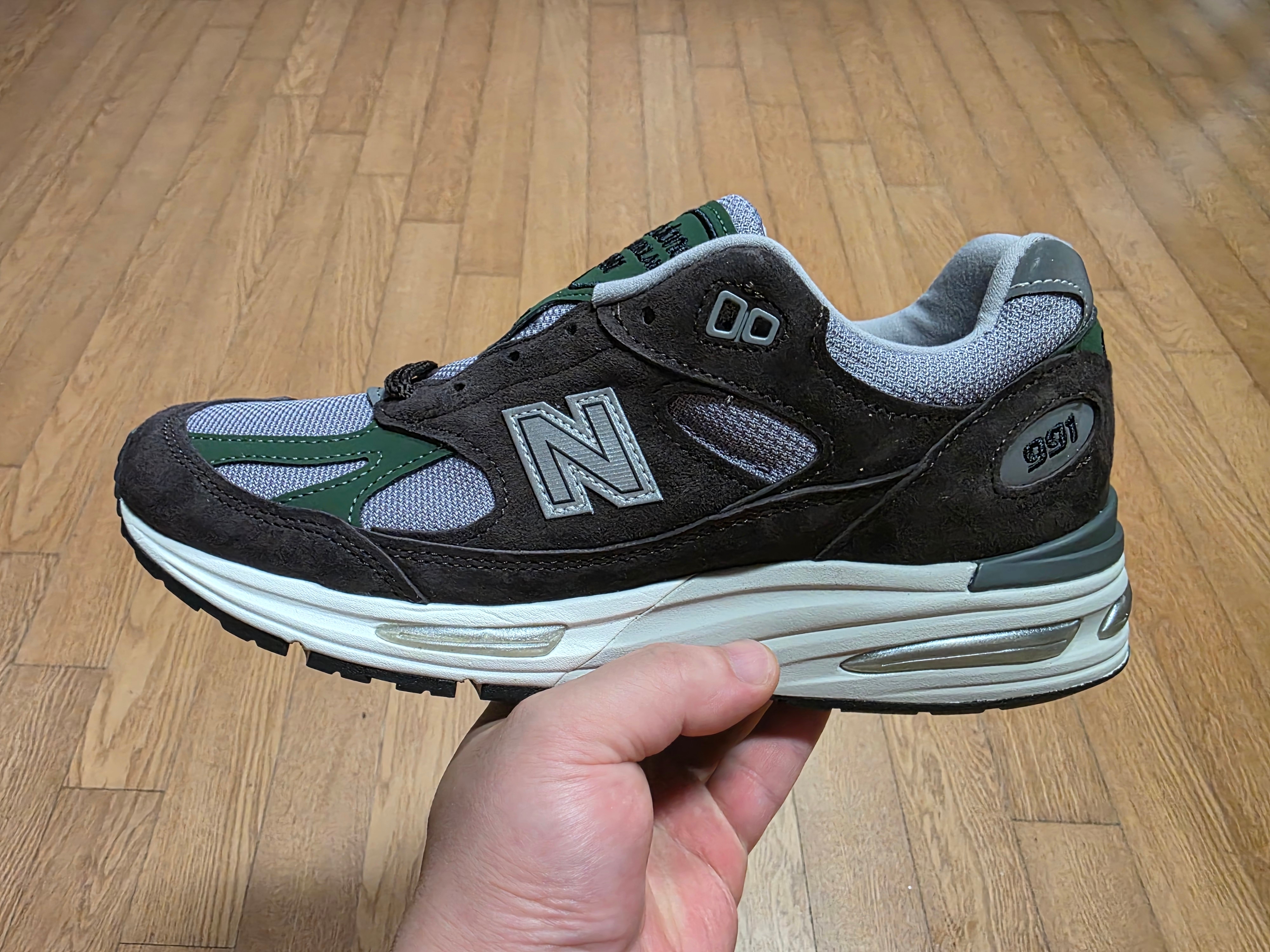 New Balance 991v2 Made in UK Licorice Douglas Fir 착용 스타일 - 3