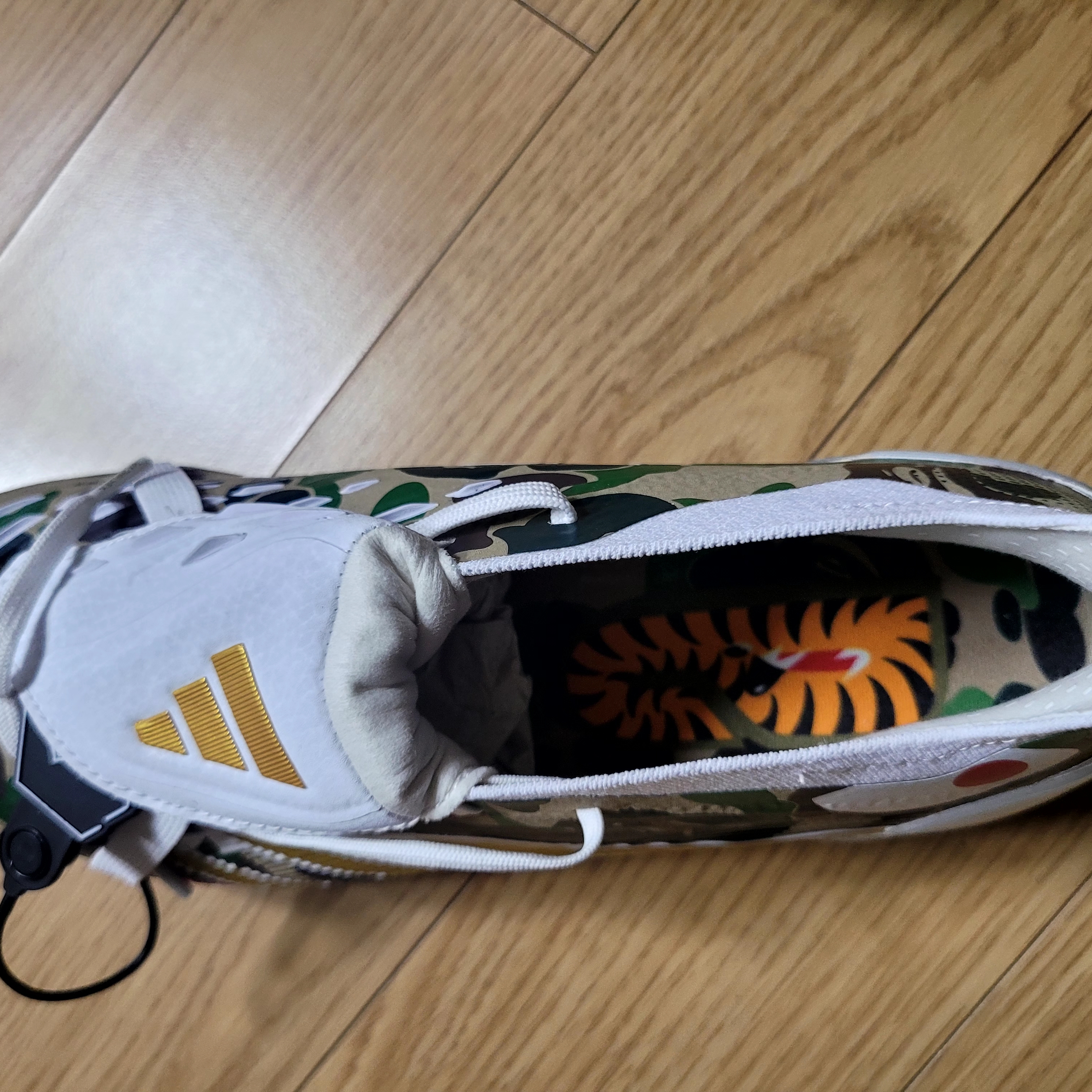 Adidas x BAPE Predator Elite FT FG M2 Hemp Gold Metallic Cloud White 착용 스타일 - 5