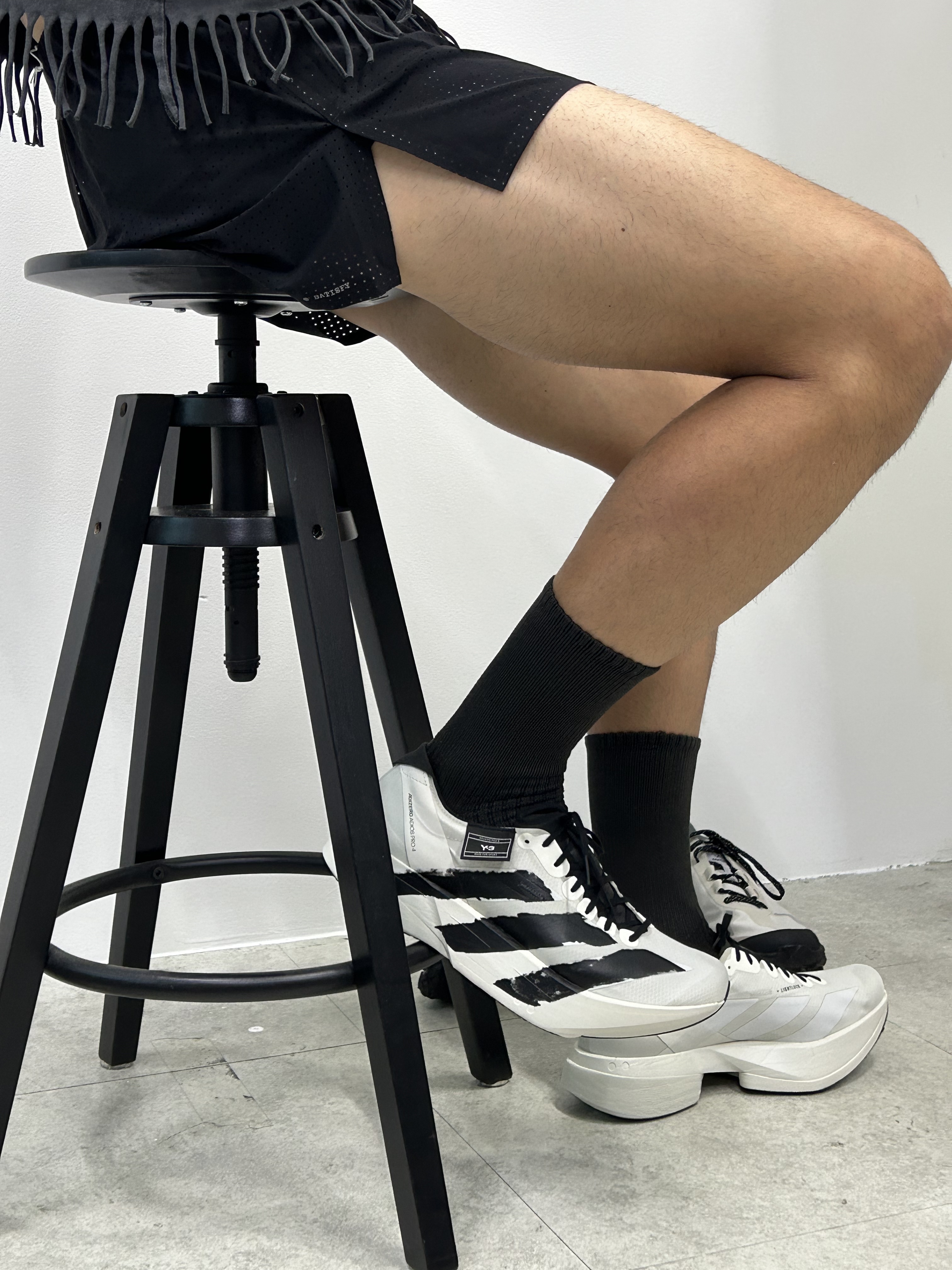 Satisfy 10th Anniversary Mothtech Cropped Fringed Muscle T-Shirt Aged Black, Y-3 Adios Pro 4 Beige Orbit Grey 착용 스타일 - 1