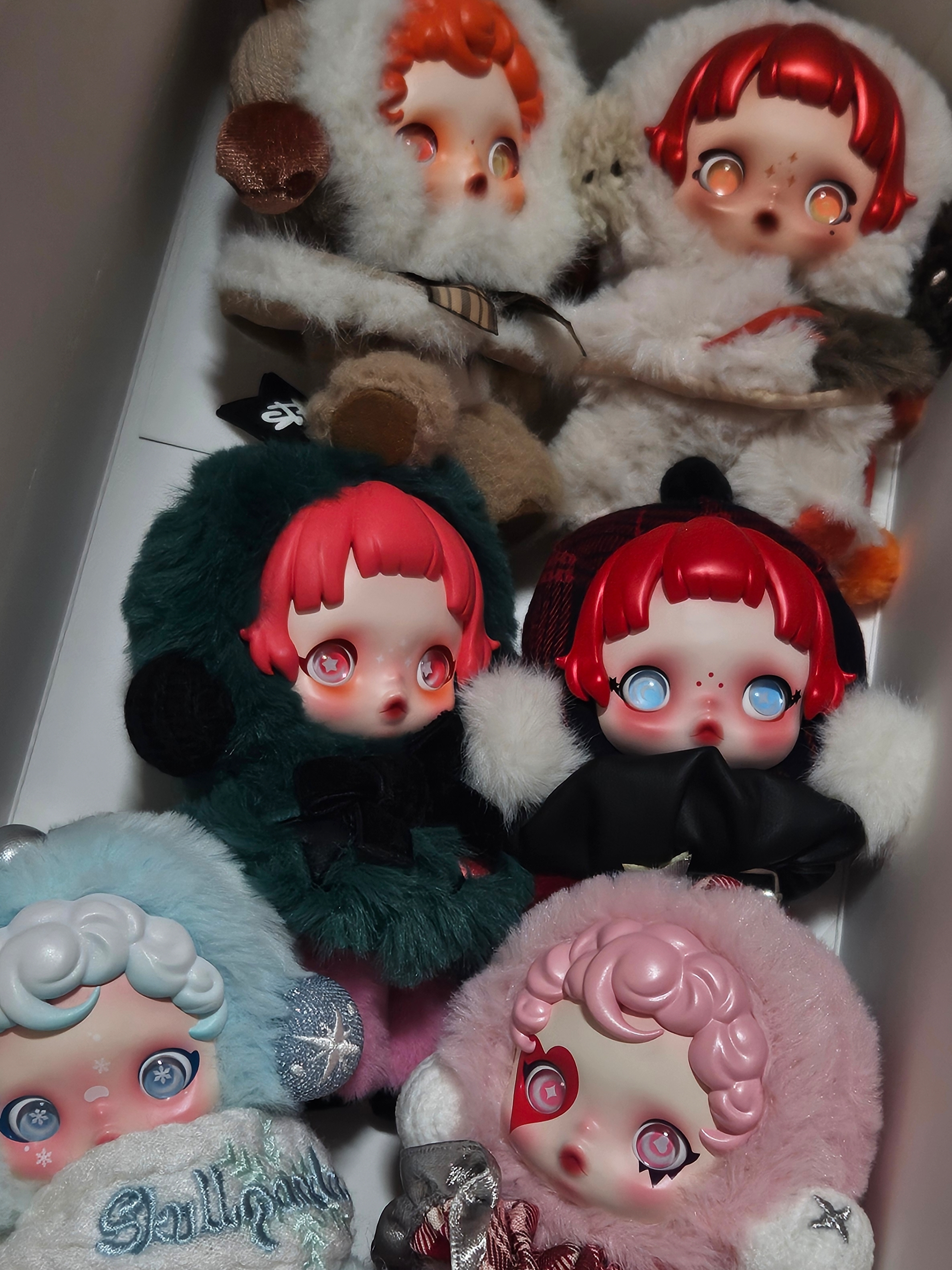 Pop Mart Skullpanda Winter Symphony Series Keyring Sealed Case (6 Blind Boxes), Pop Mart Skullpanda Winter Symphony Series Keyring Song of Snow (Opened Case) 착용 스타일