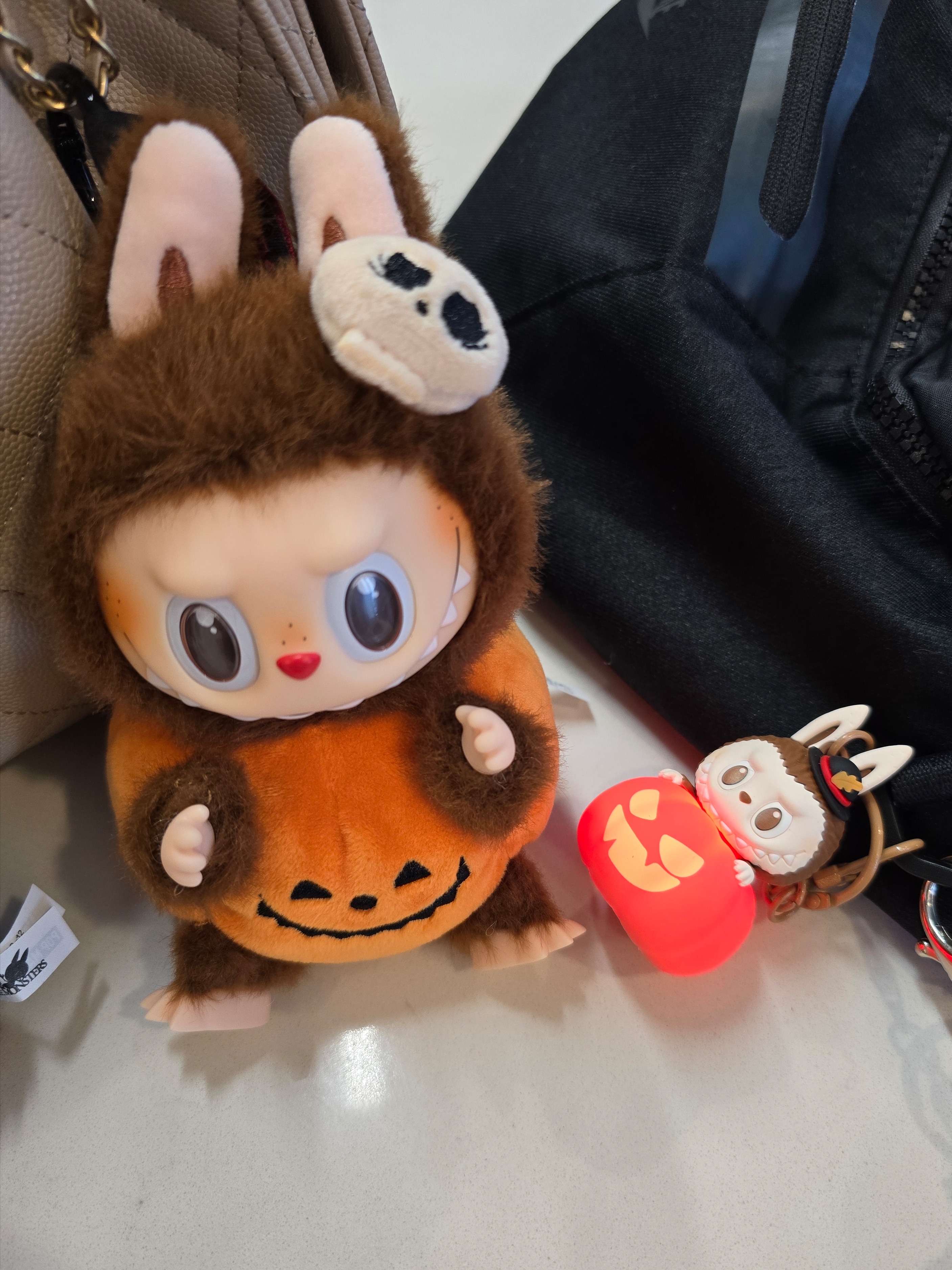 Pop Mart Halloween Party Series Luminous Pumpkin Keyring Labubu, Pop Mart Labubu Halloween Party Series Pumpkin Toy Keyring 착용 스타일