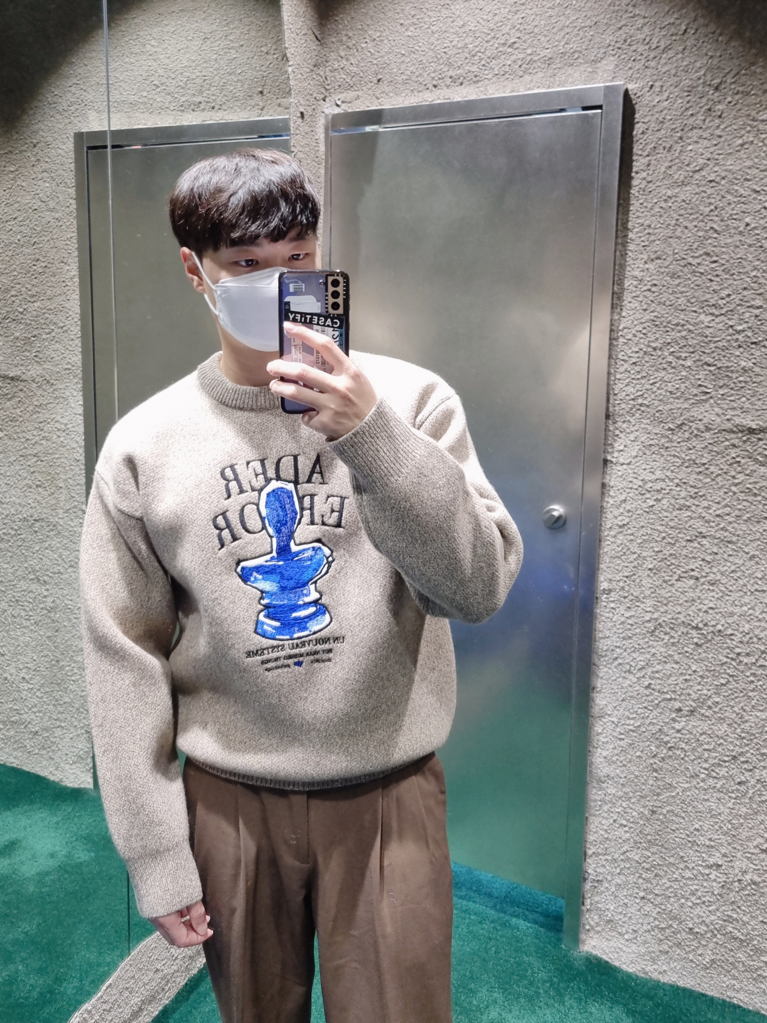 Ader Error Portrait Trophy Logo Knit Oatmeal 착용 스타일