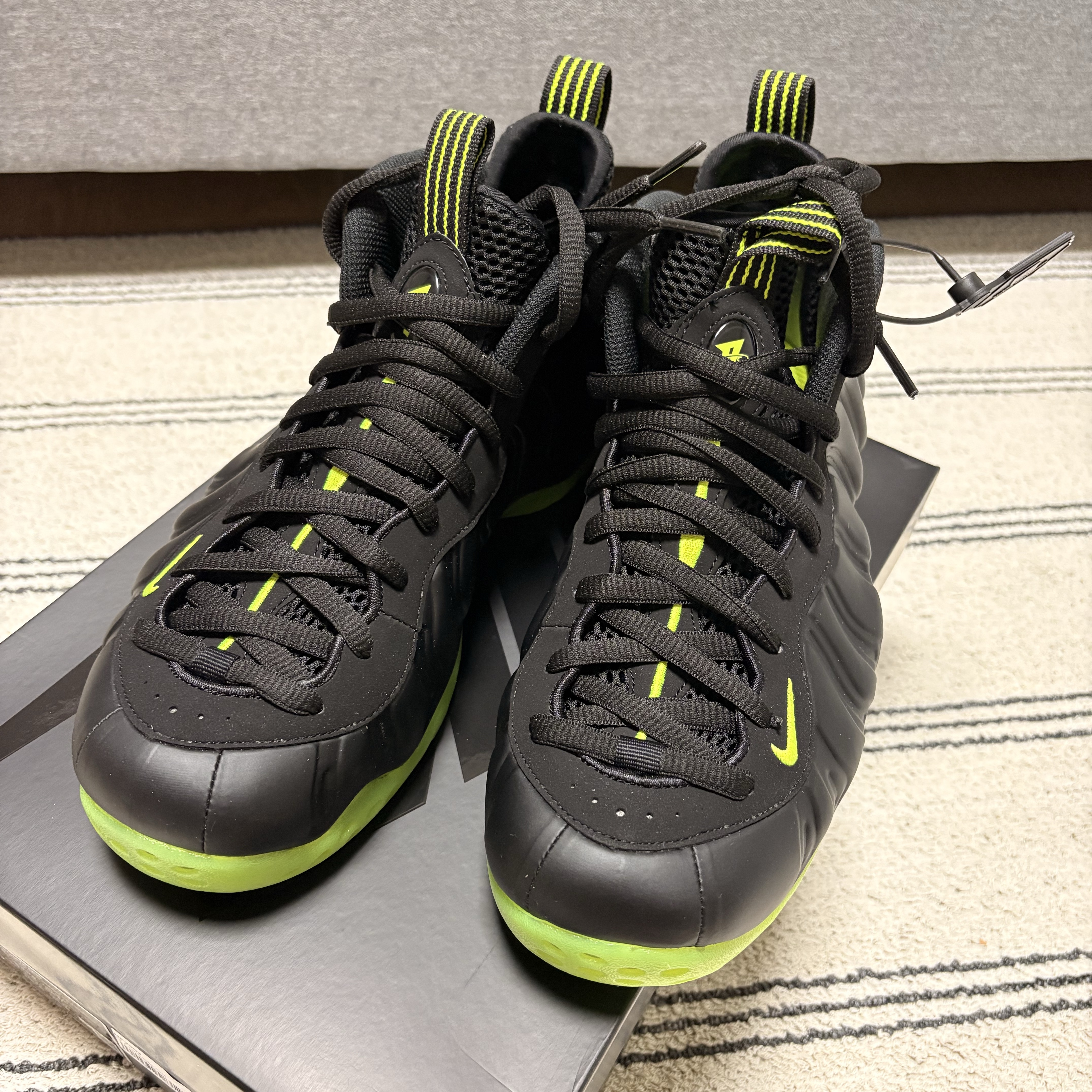 Nike Air Foamposite One Black Volt 착용 스타일 - 1