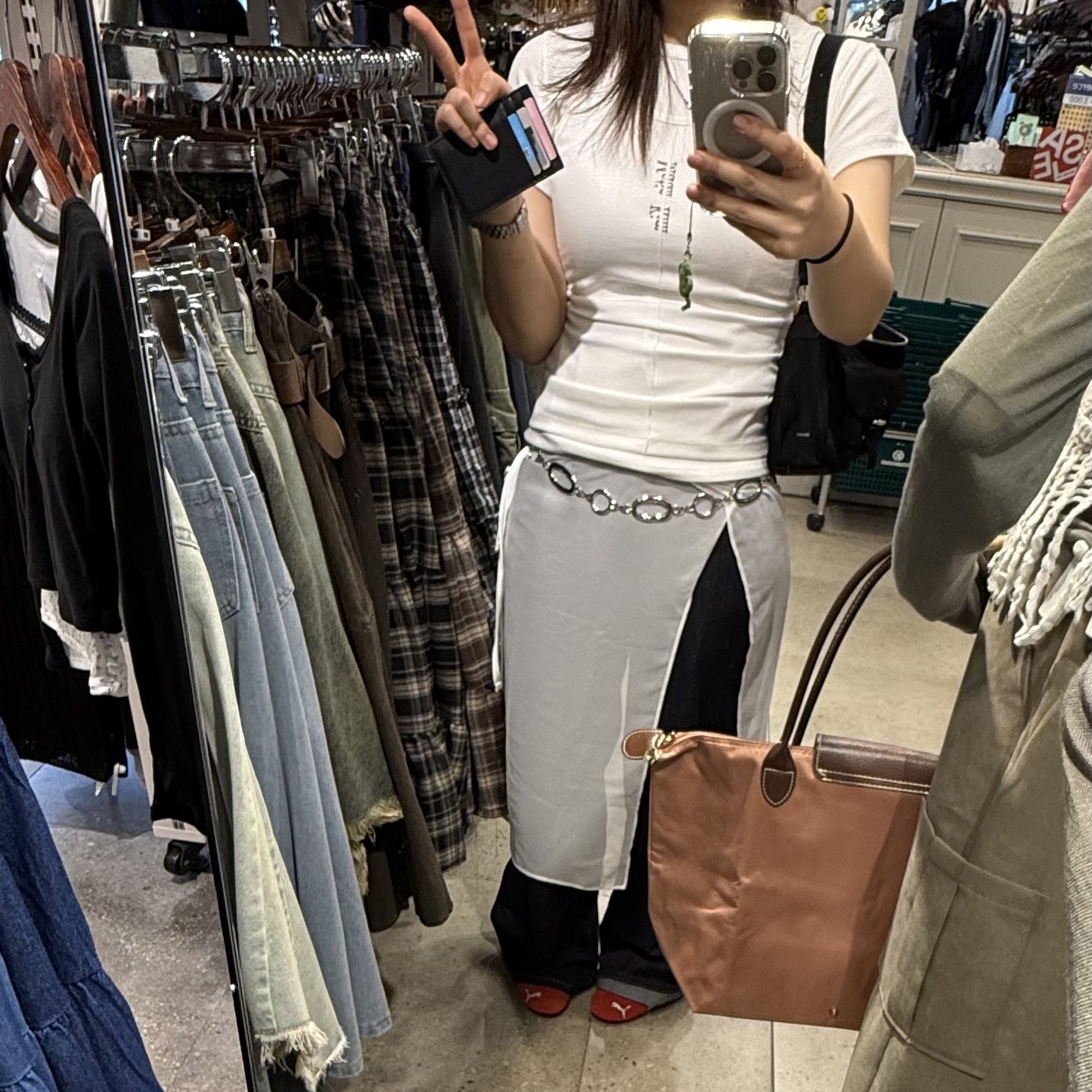 (W) Matin Kim Pintuck Sleeveless Top White 착용 스타일 - 1