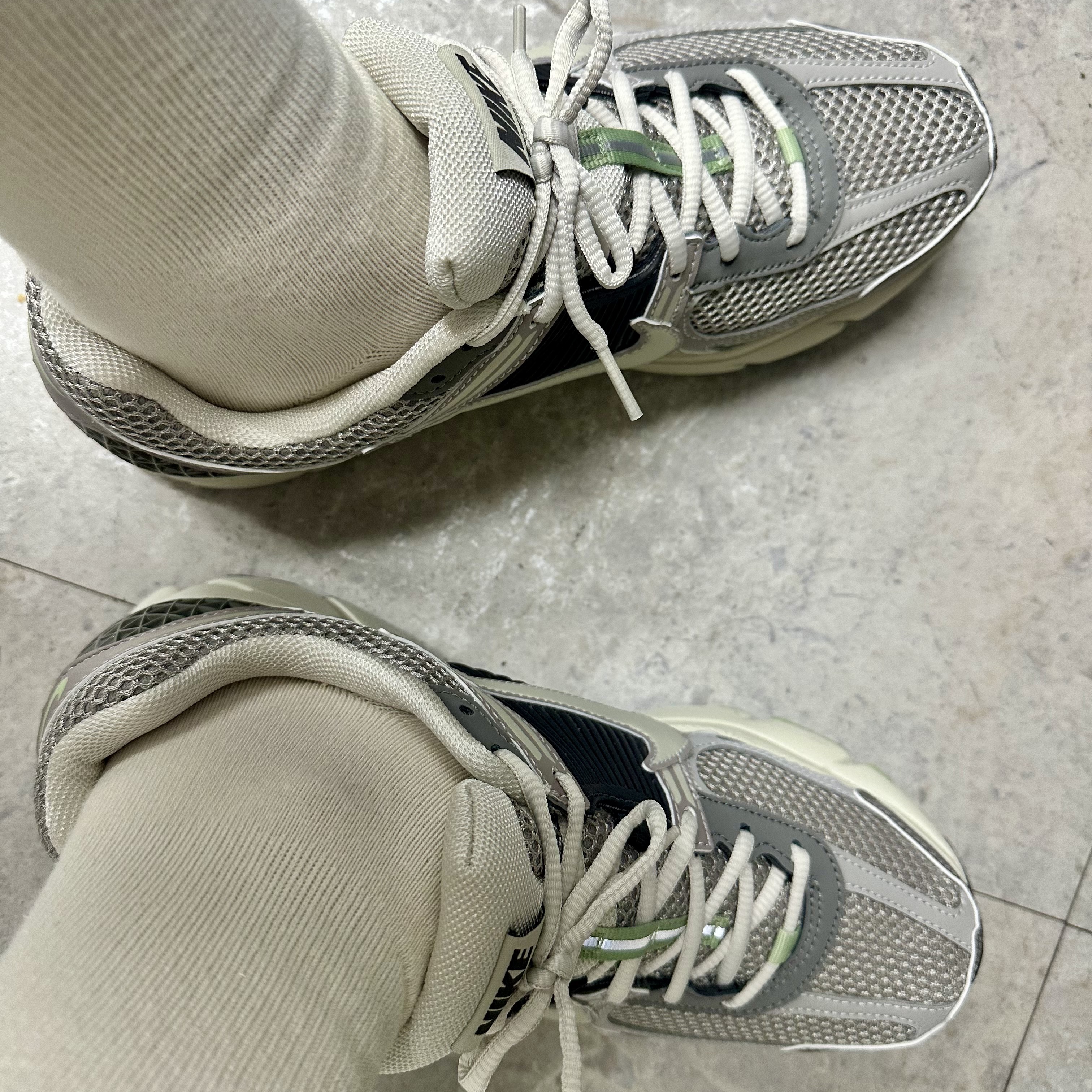 (W) Nike Zoom Vomero 5 Cobblestone and Flat Pewter 착용 스타일