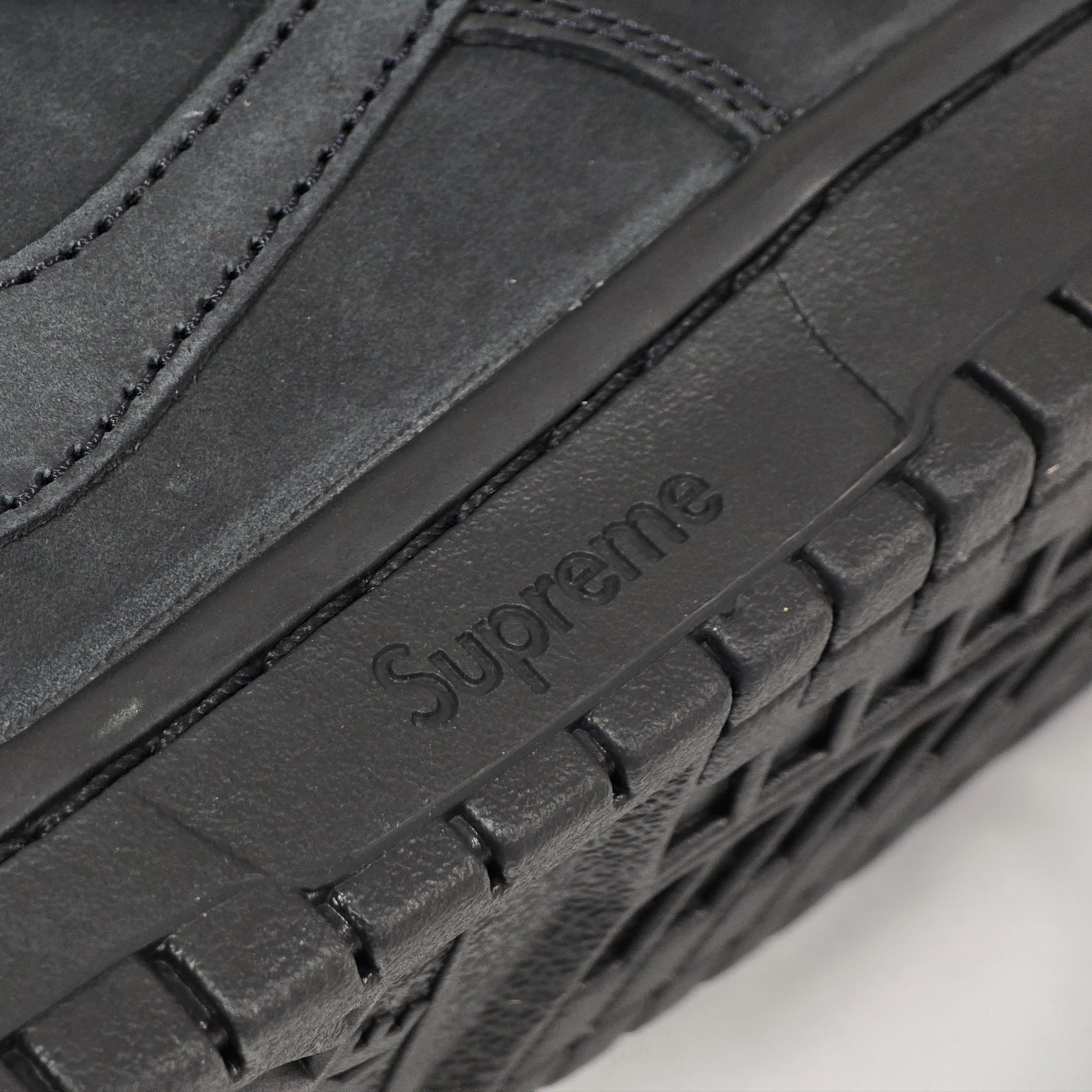 Nike x Supreme SB Dunk Low Black 착용 스타일