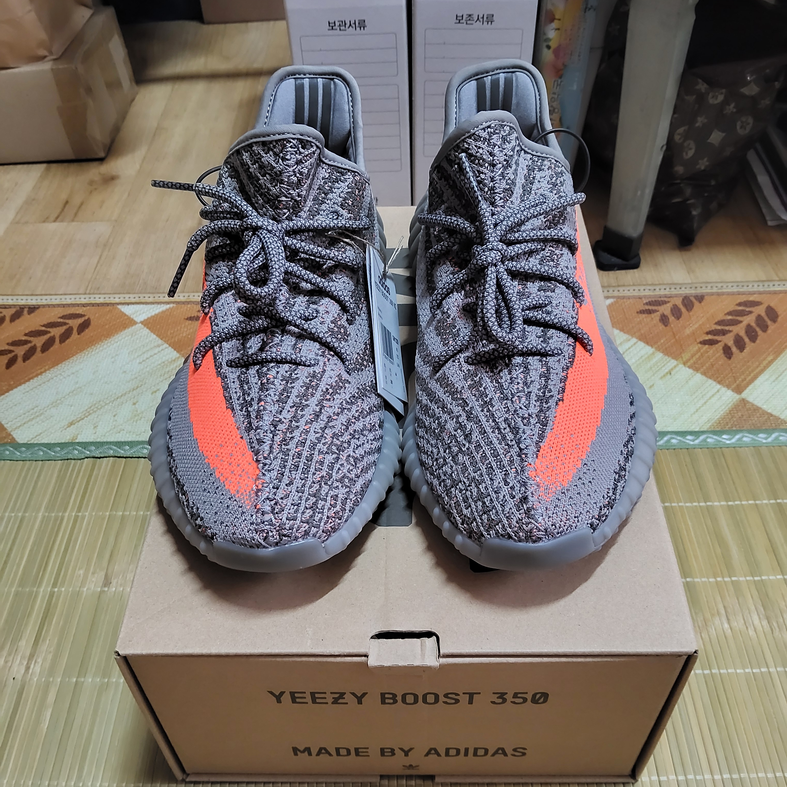 Adidas Yeezy Boost 350 V2 Beluga - Reflective 착용 스타일 - 2