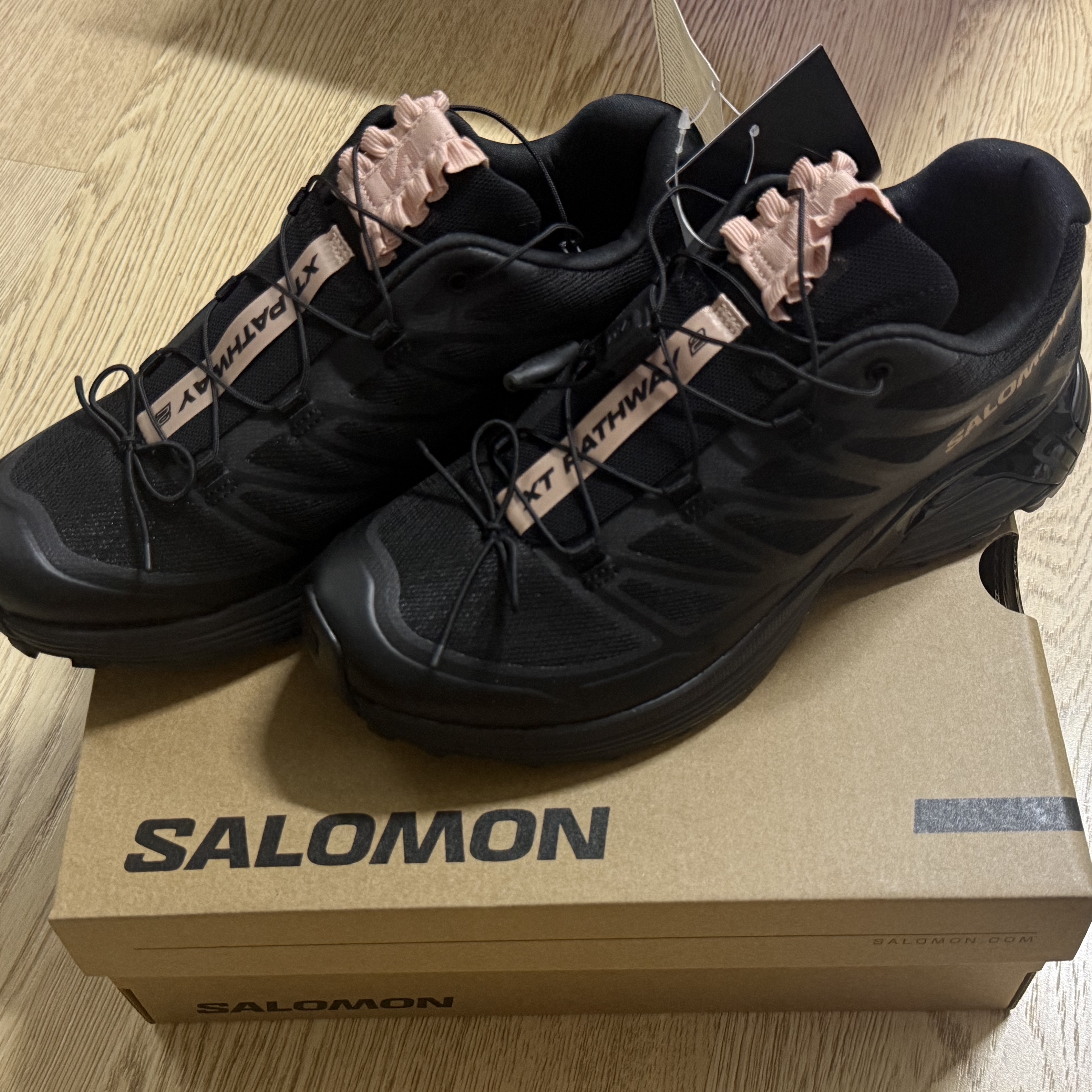 Salomon XT-Pathway 2 Black Mahogany Rose 착용 스타일