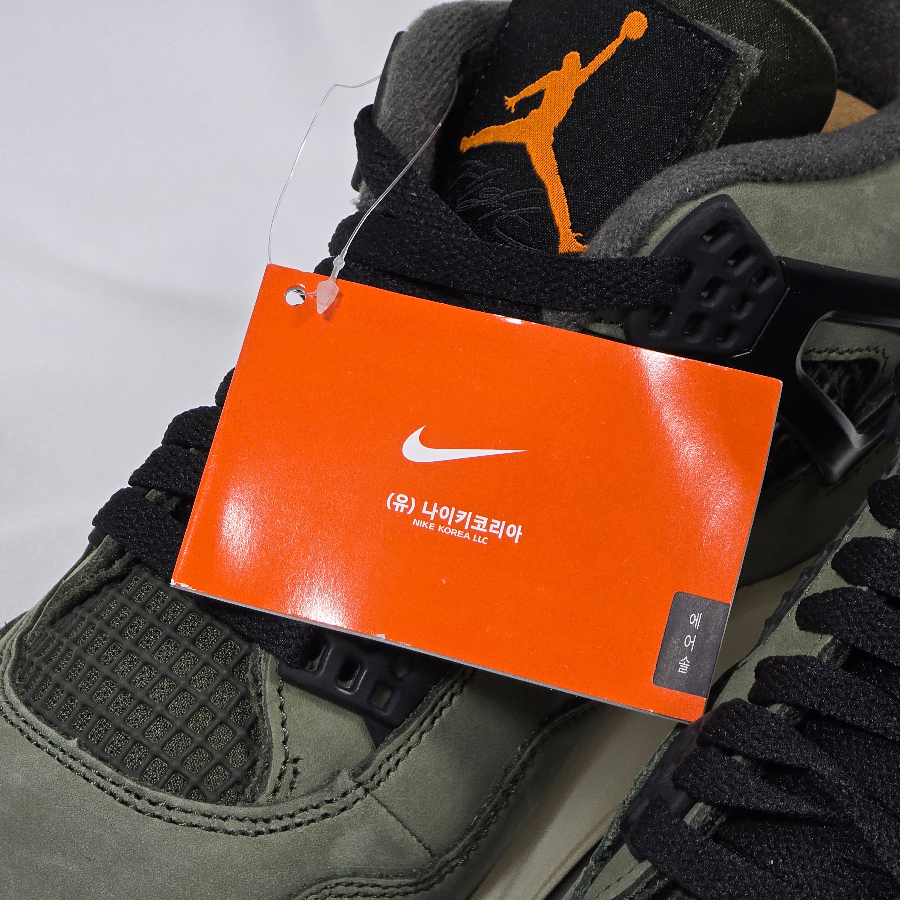 Jordan 4 x Undefeated Retro OG SP Deep Green and Clementine 착용 스타일 - 3