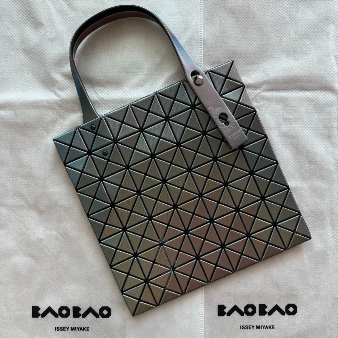 Bao Bao Issey Miyake Illusion Tote Bag Silver Base 착용 스타일 - 2