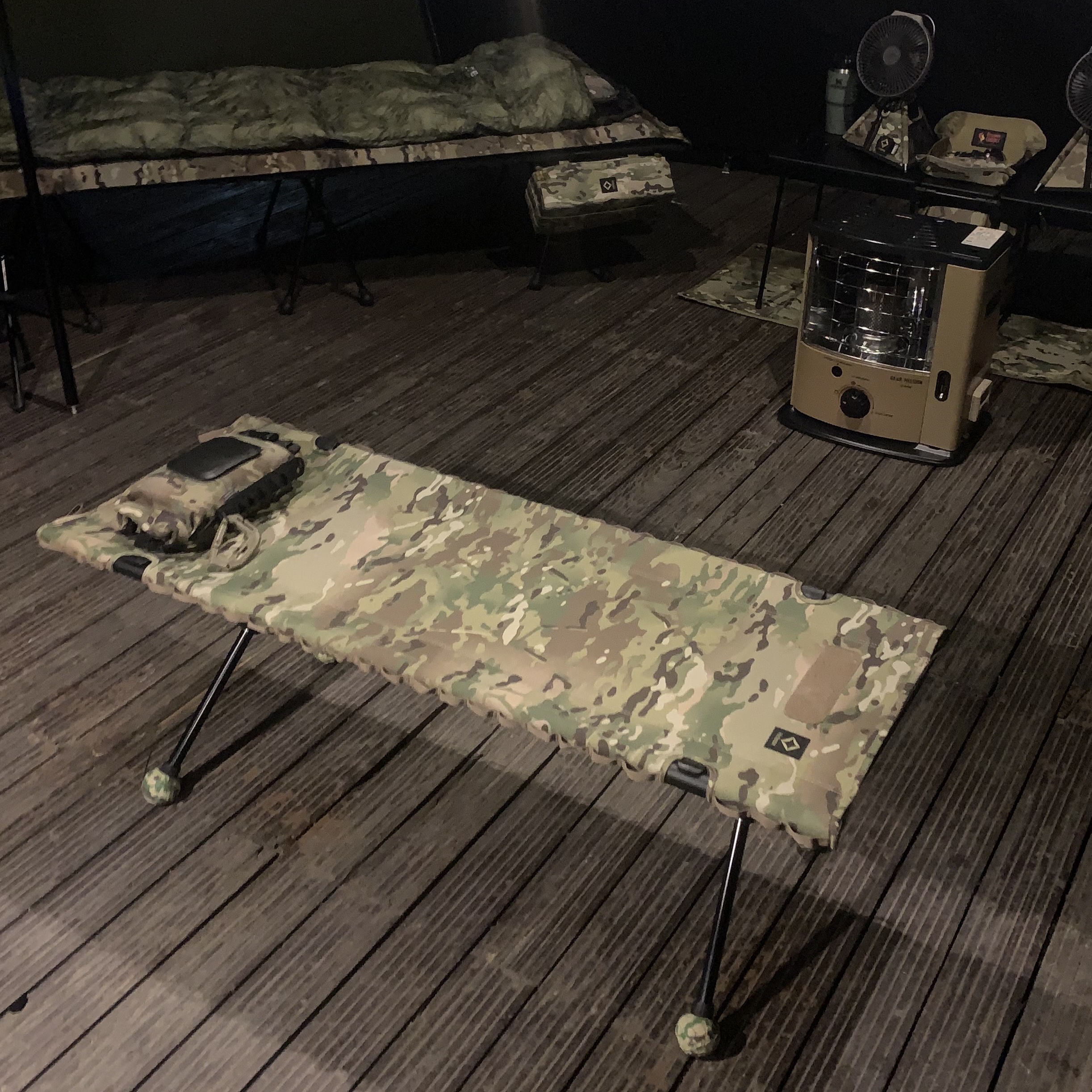 Helinox Tactical Bench Multicam 착용 스타일