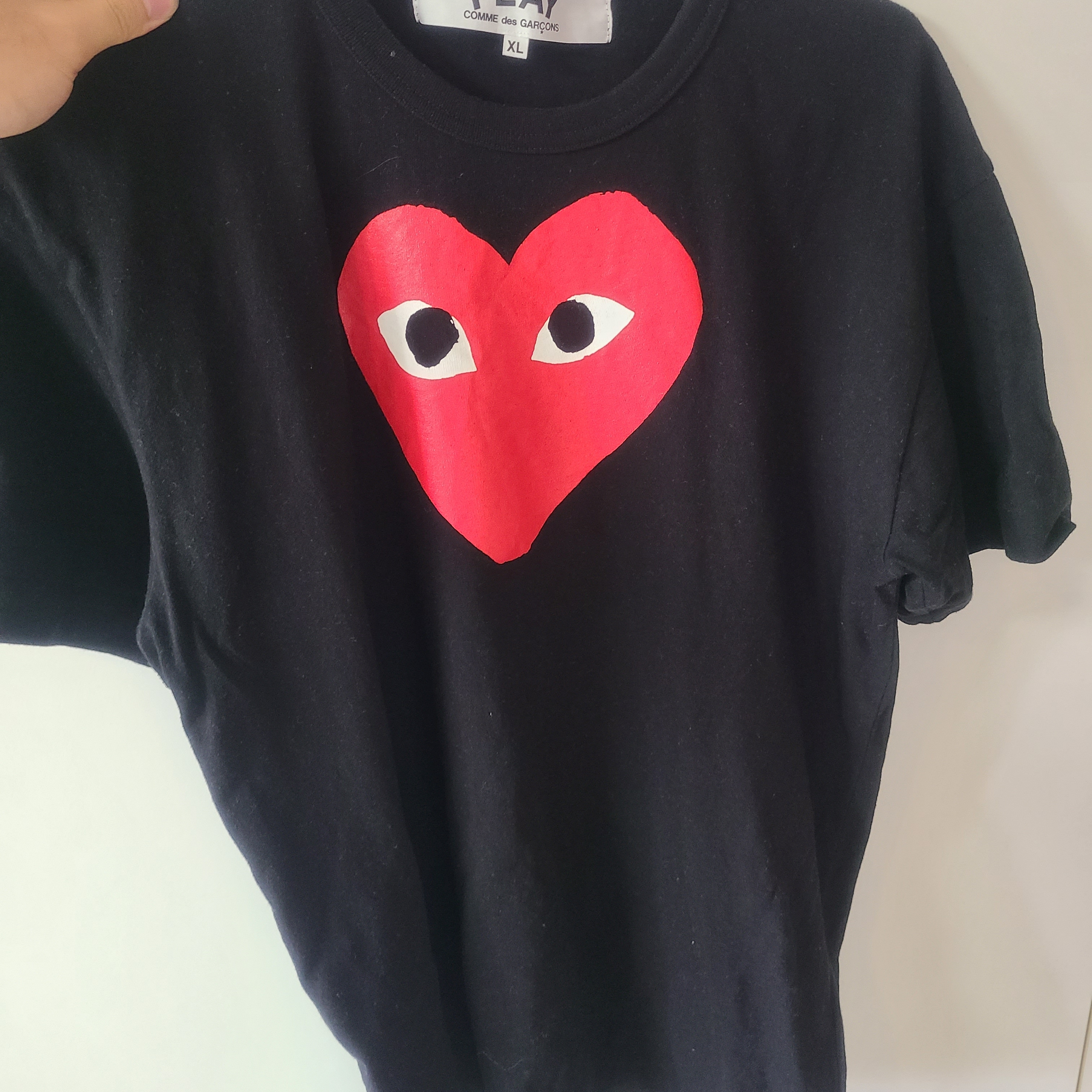 Play Comme des Garcons Red Heart T-Shirt Black 착용 스타일