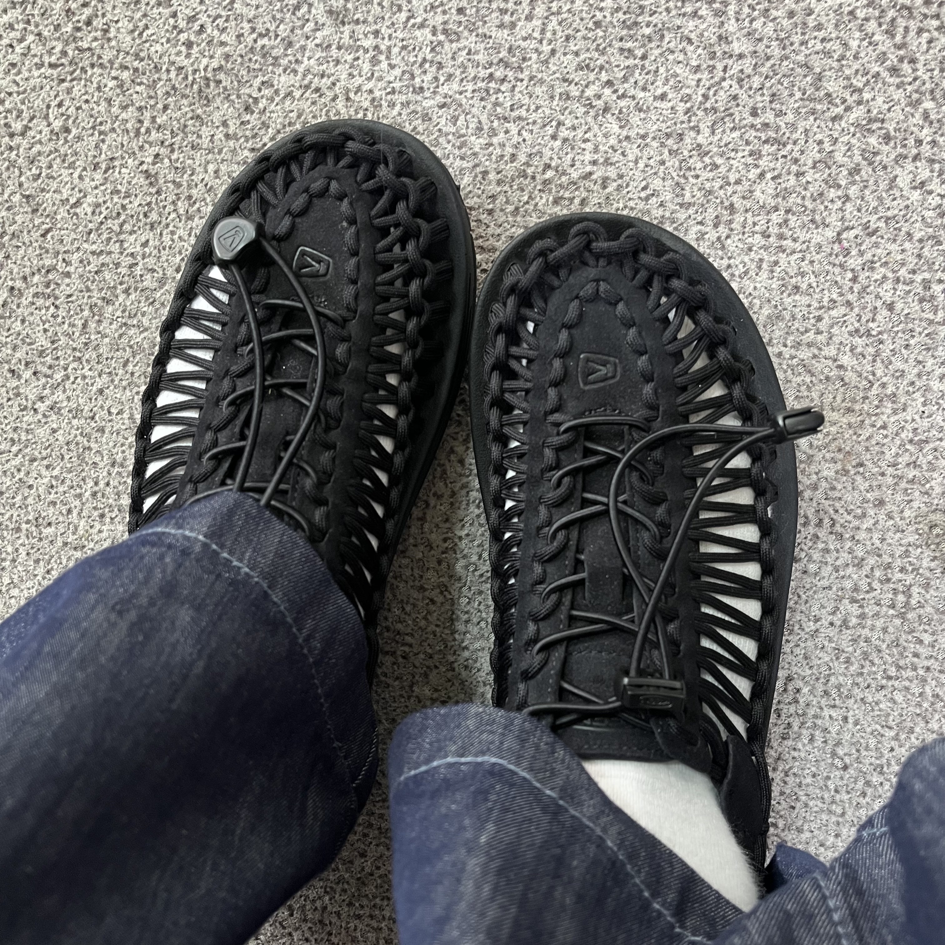 (W) Keen Uneek Sandals Black 착용 스타일 - 1