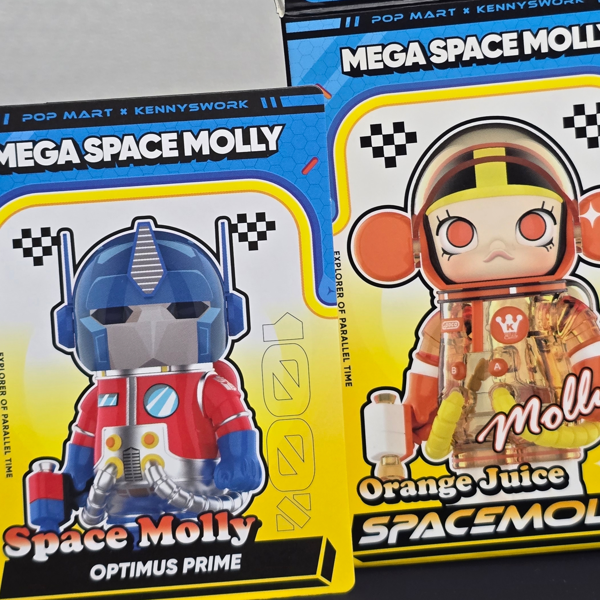 Pop Mart Mega Space Molly 100% Series4 Optimus Prime (Opened Case) 착용 스타일
