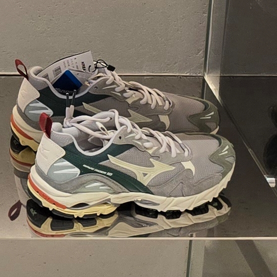 Mizuno Wave Rider 10 Opal Gray Pristine Bistro Green 착용 스타일