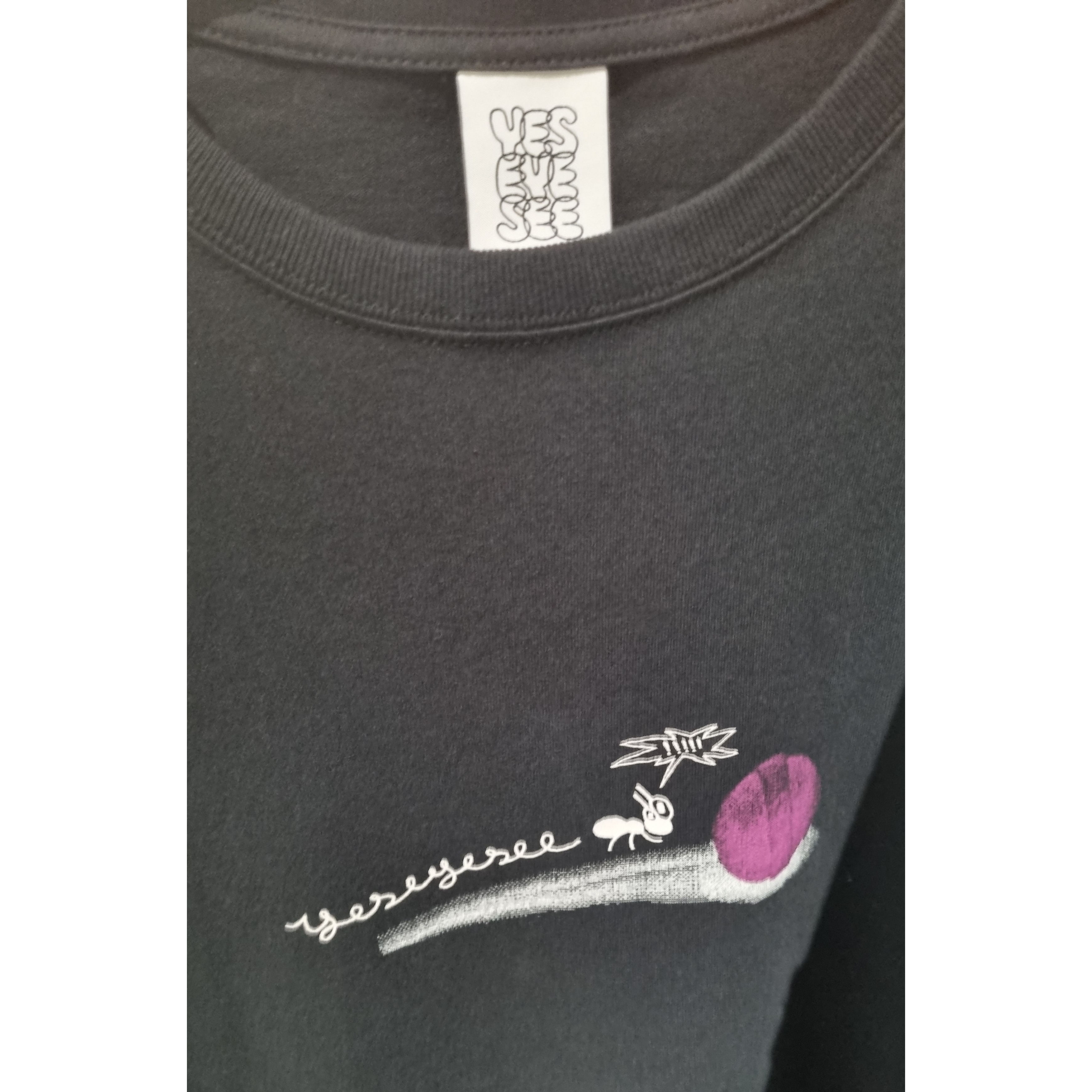 YESEYESEE Anthill Logo Tee Black 착용 스타일 - 1