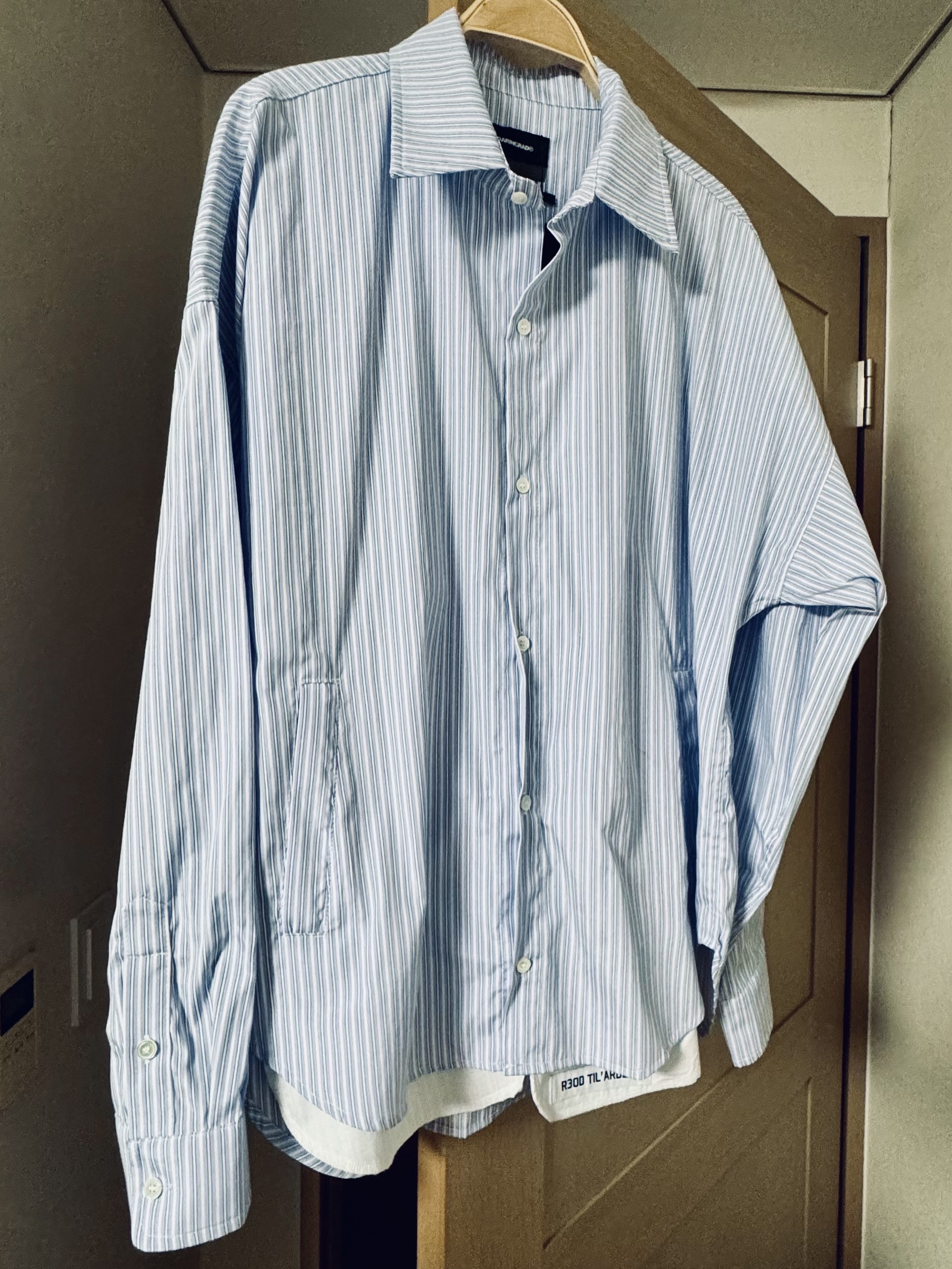 ROARINGRAD Exposed Pocket Stripe Shirt Blue 착용 스타일