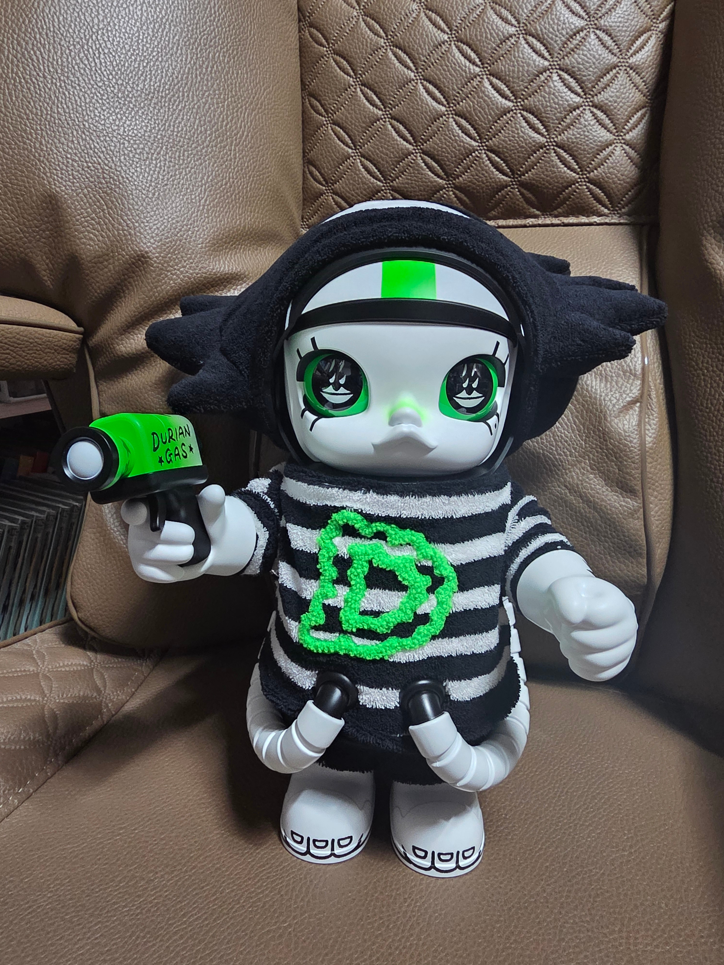 Pop Mart Mega Space Molly Lala Company Durian Man 400% 착용 스타일 - 2