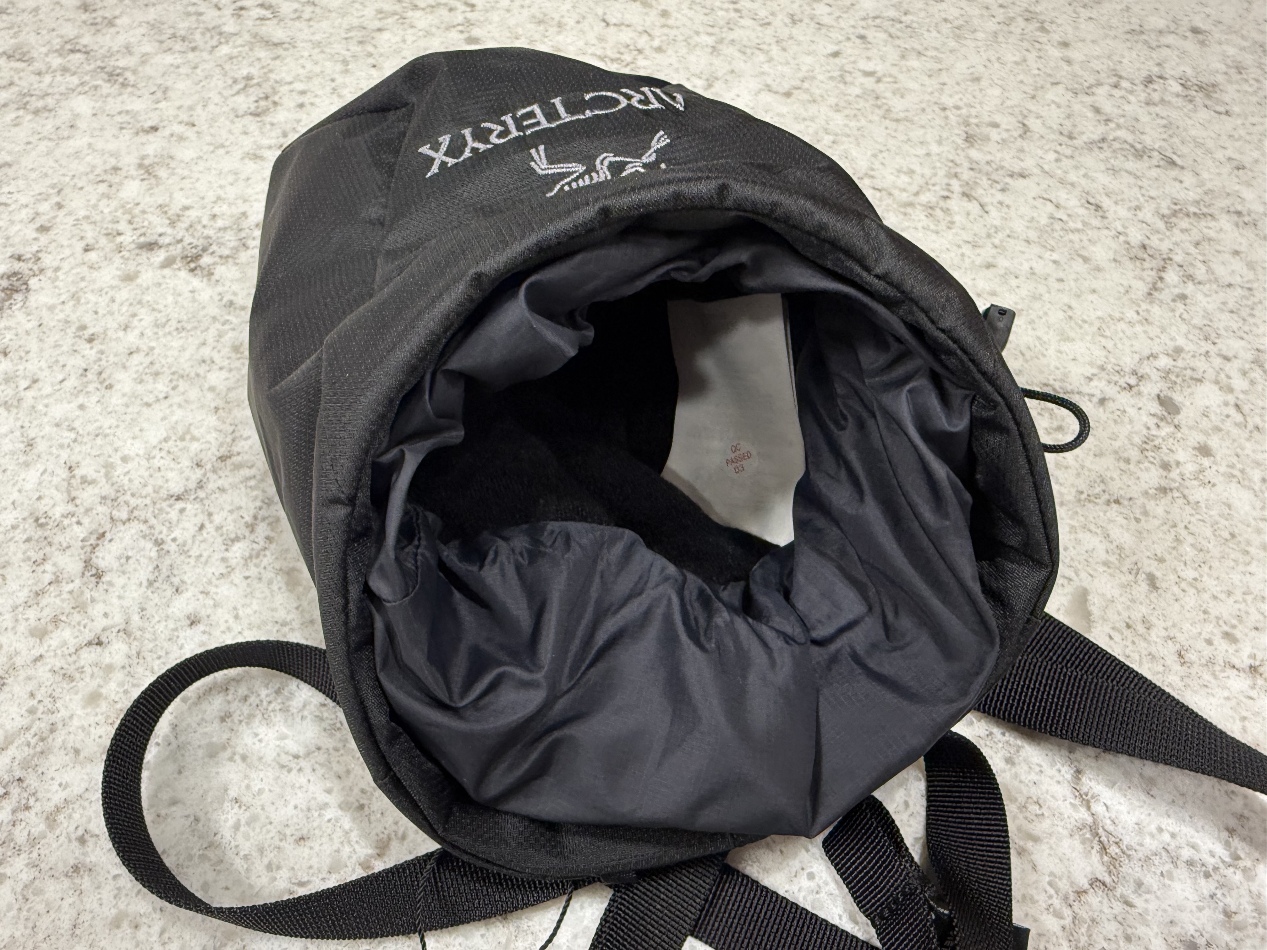 Arc'teryx Ion Lightweight Chalk Bag Black 착용 스타일 - 3