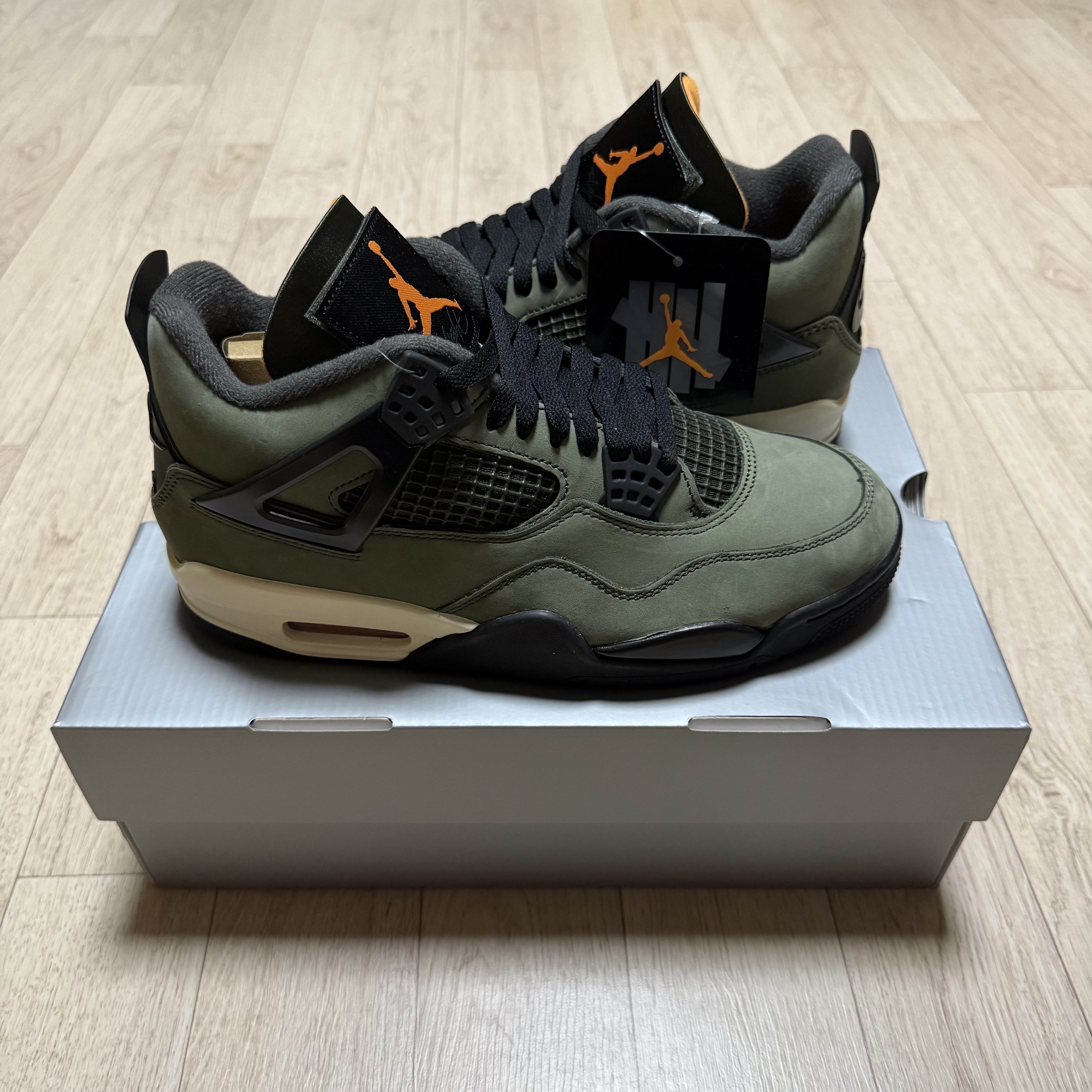 Jordan 4 x Undefeated Retro OG SP Deep Green and Clementine 착용 스타일